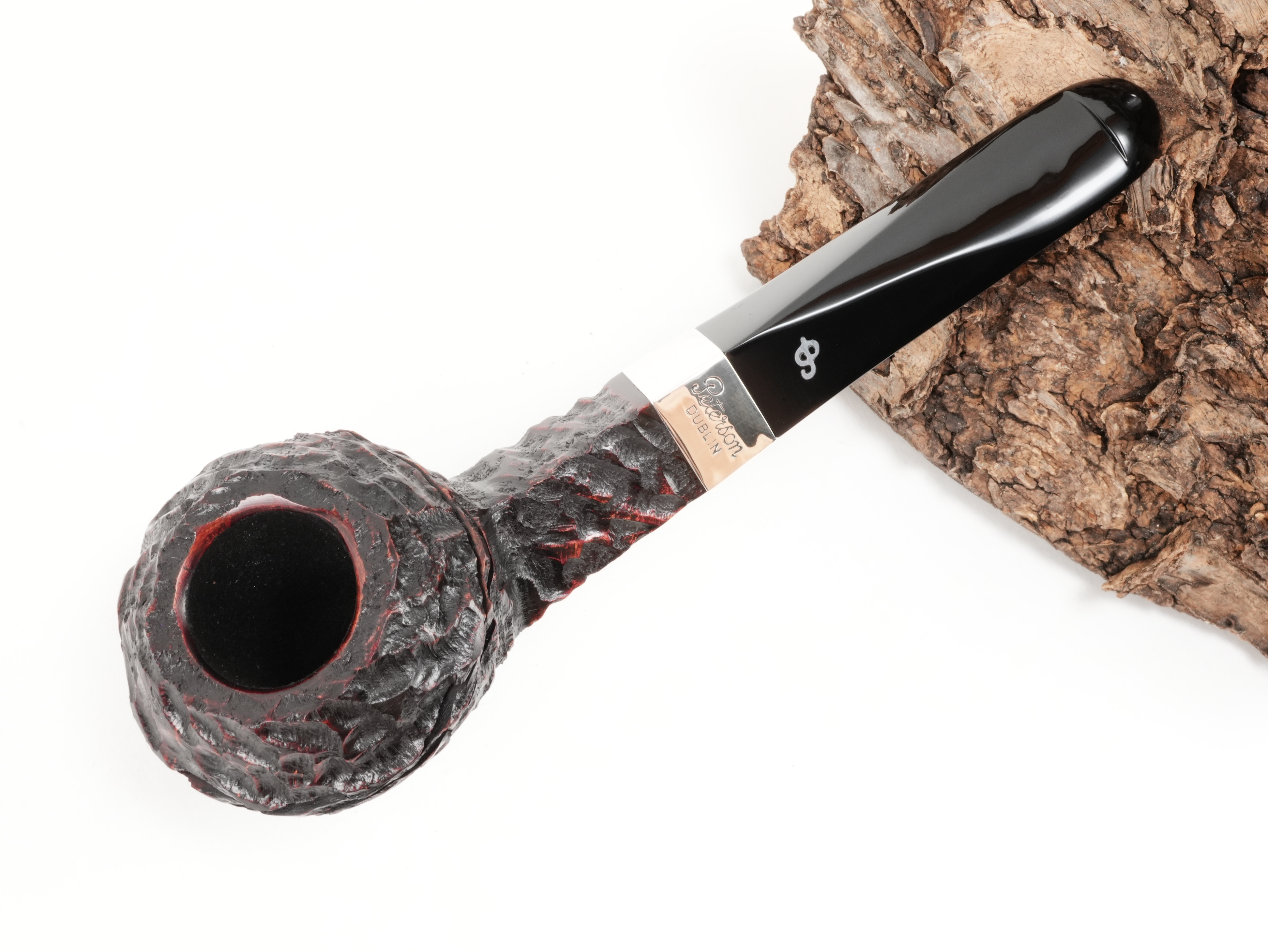 Stehende Peterson Pipe of the Year 2026 Rustic in der Draufsicht mit Blick in den rustizierten Pfeifenkopf