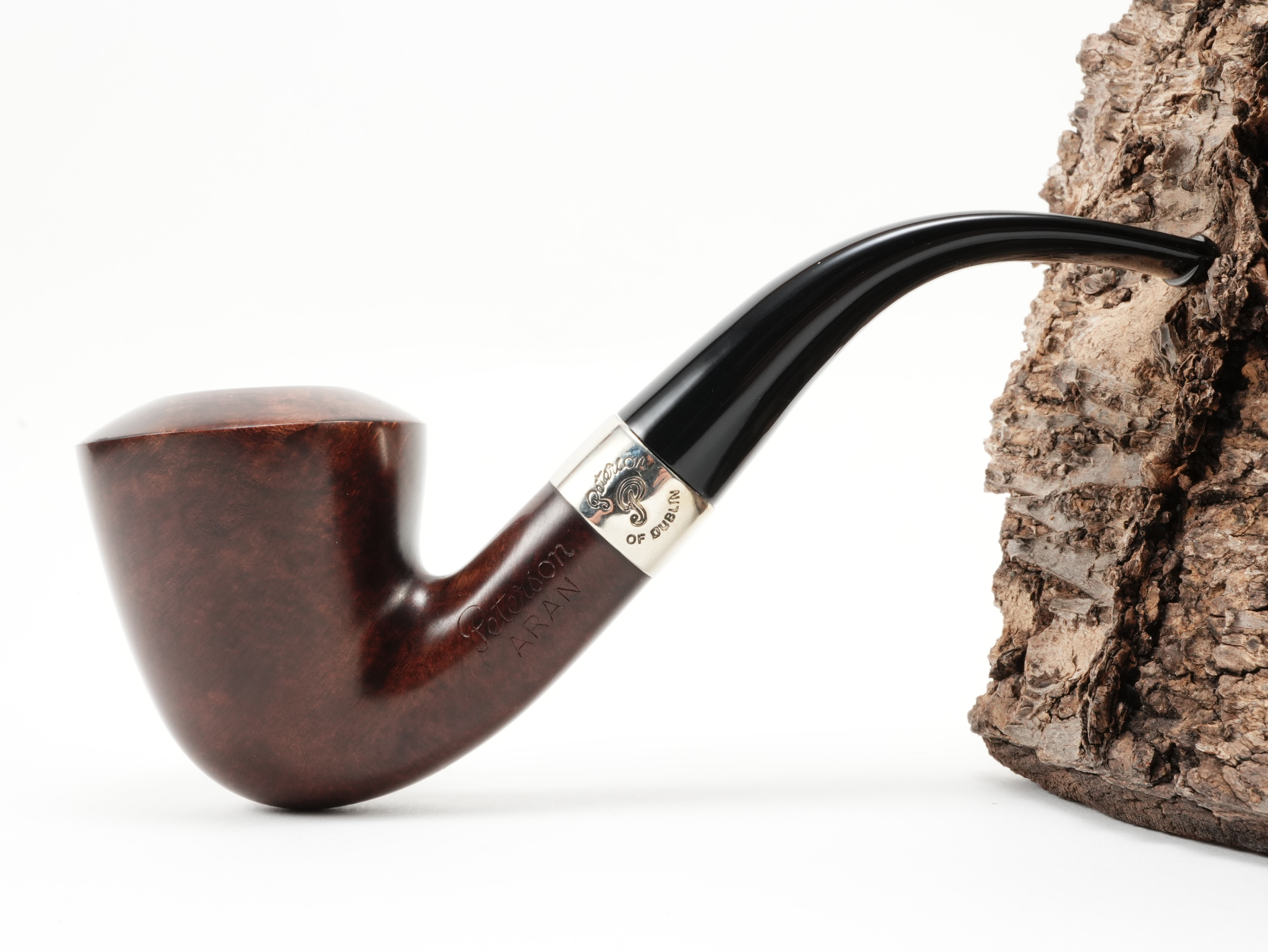 Seitenansicht der gebogenen Peterson Aran B10 Nickel Calabash-Pfeife mit Peterson Aran Holm-Stempelung und graviertem Nickelring