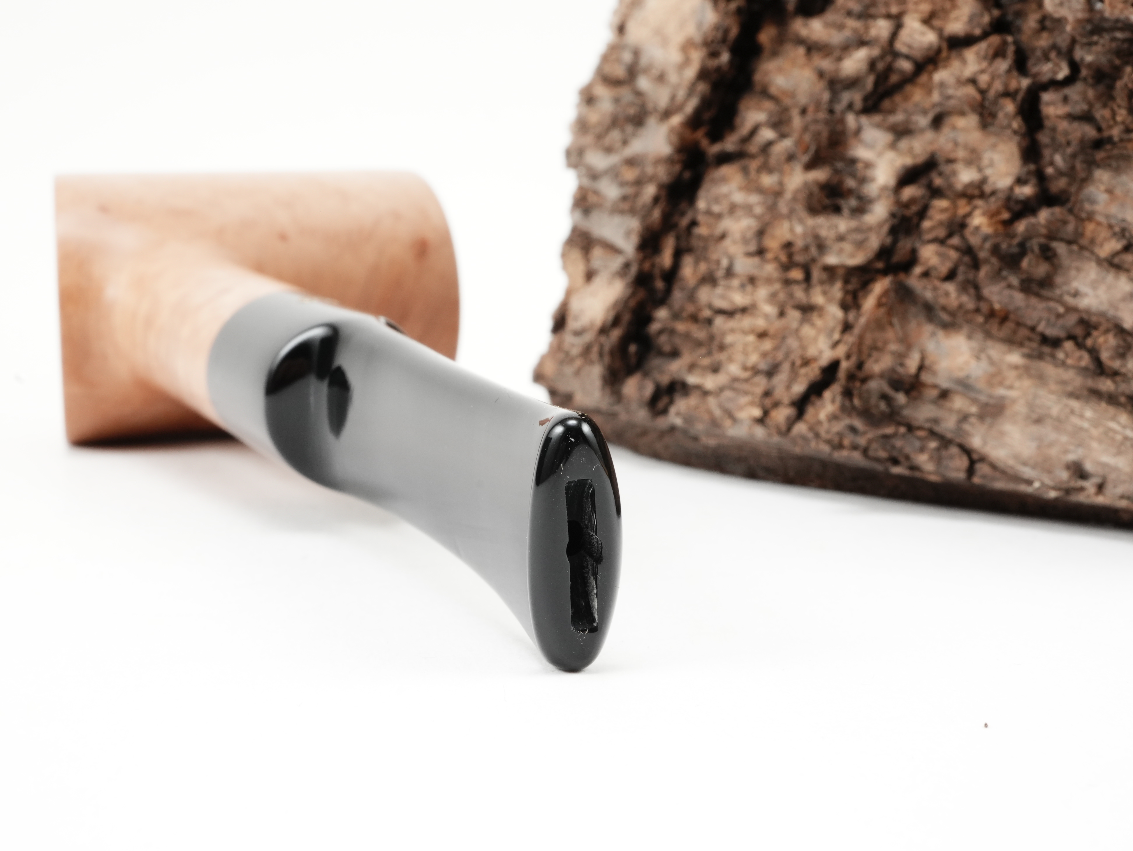 Nahaufnahme des schwarzen Acrylmundstücks der Stanwell Authentic Natural 207 mit Bissstelle von hinten