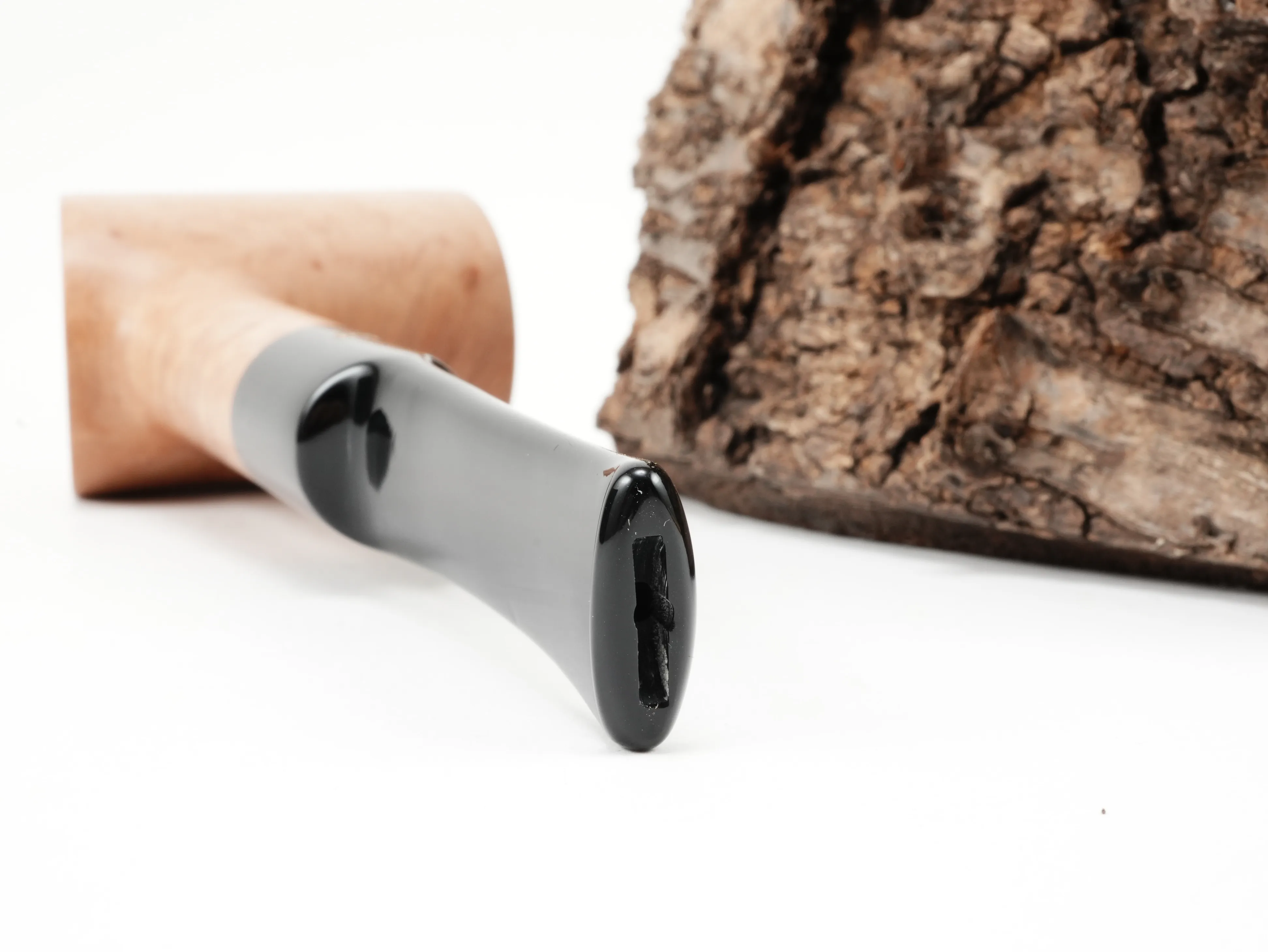 Nahaufnahme des schwarzen Acrylmundstücks der Stanwell Authentic Natural 207 mit Bissstelle von hinten