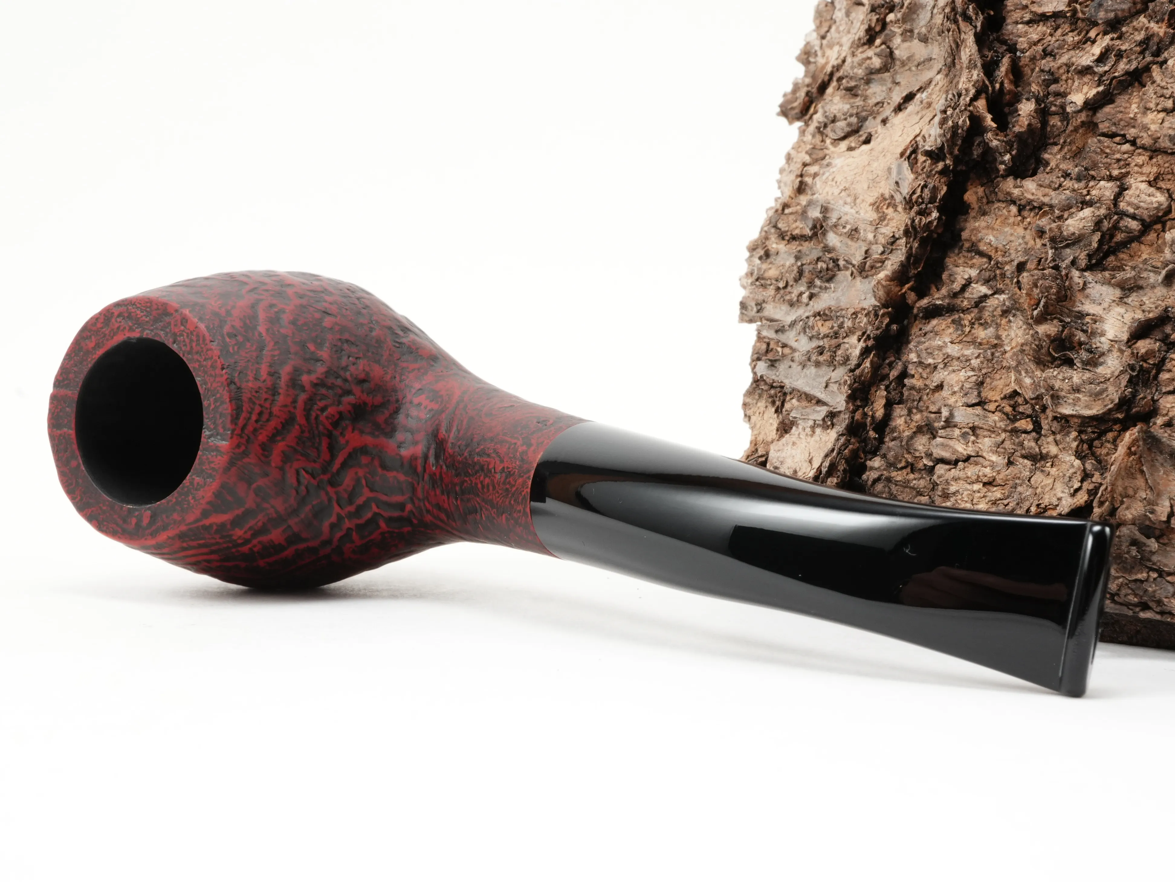 Rote Vauen SAVANNA 5761 Half-Bent-Classic-Pfeife liegend von schräg hinten mit sandgestrahlter Holzstruktur