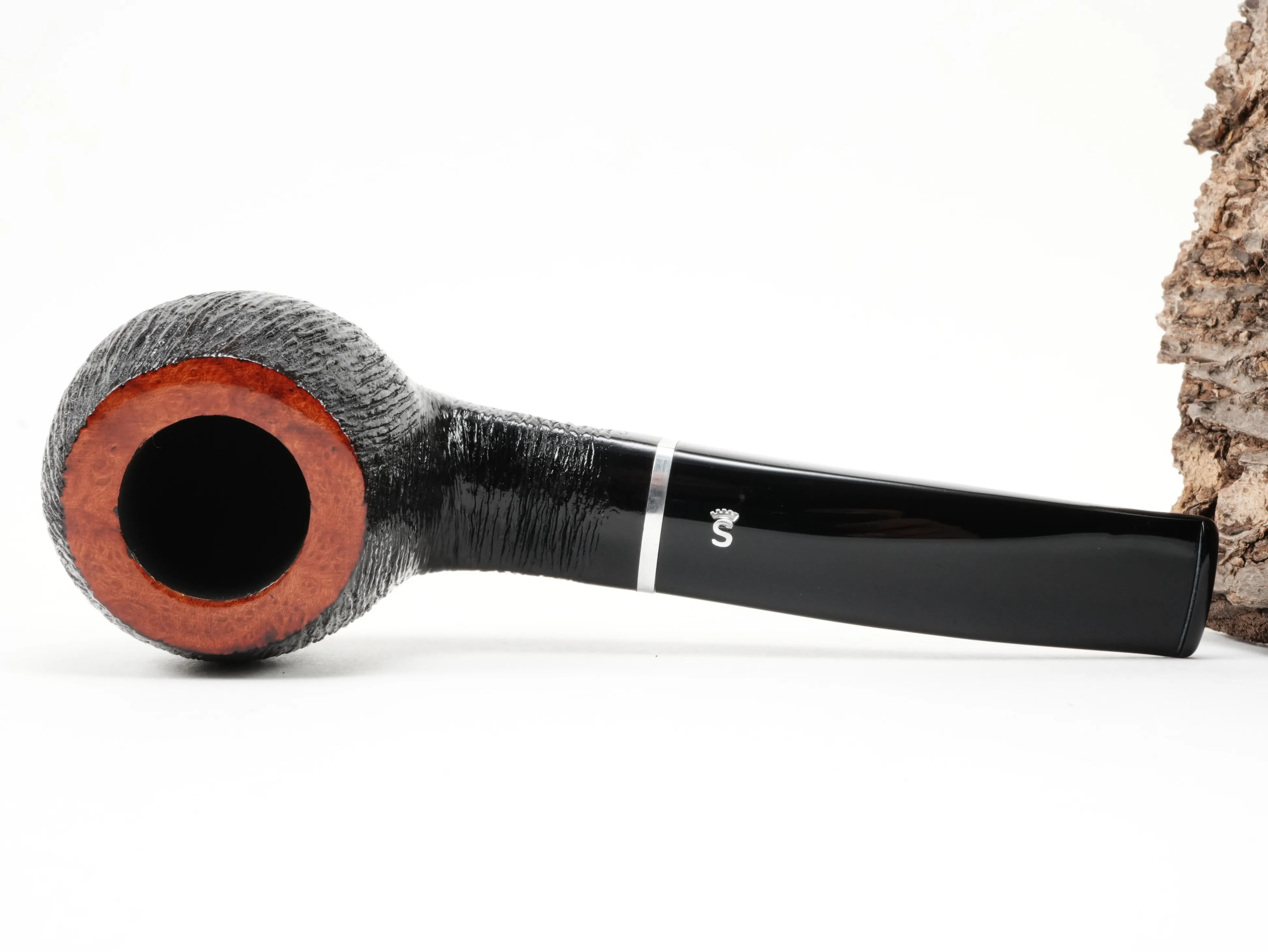 Flache Draufsicht auf die liegende Stanwell København Brushed 182 Pfeife mit Fokus auf den schwarz gebürsteten Pfeifenkopf
