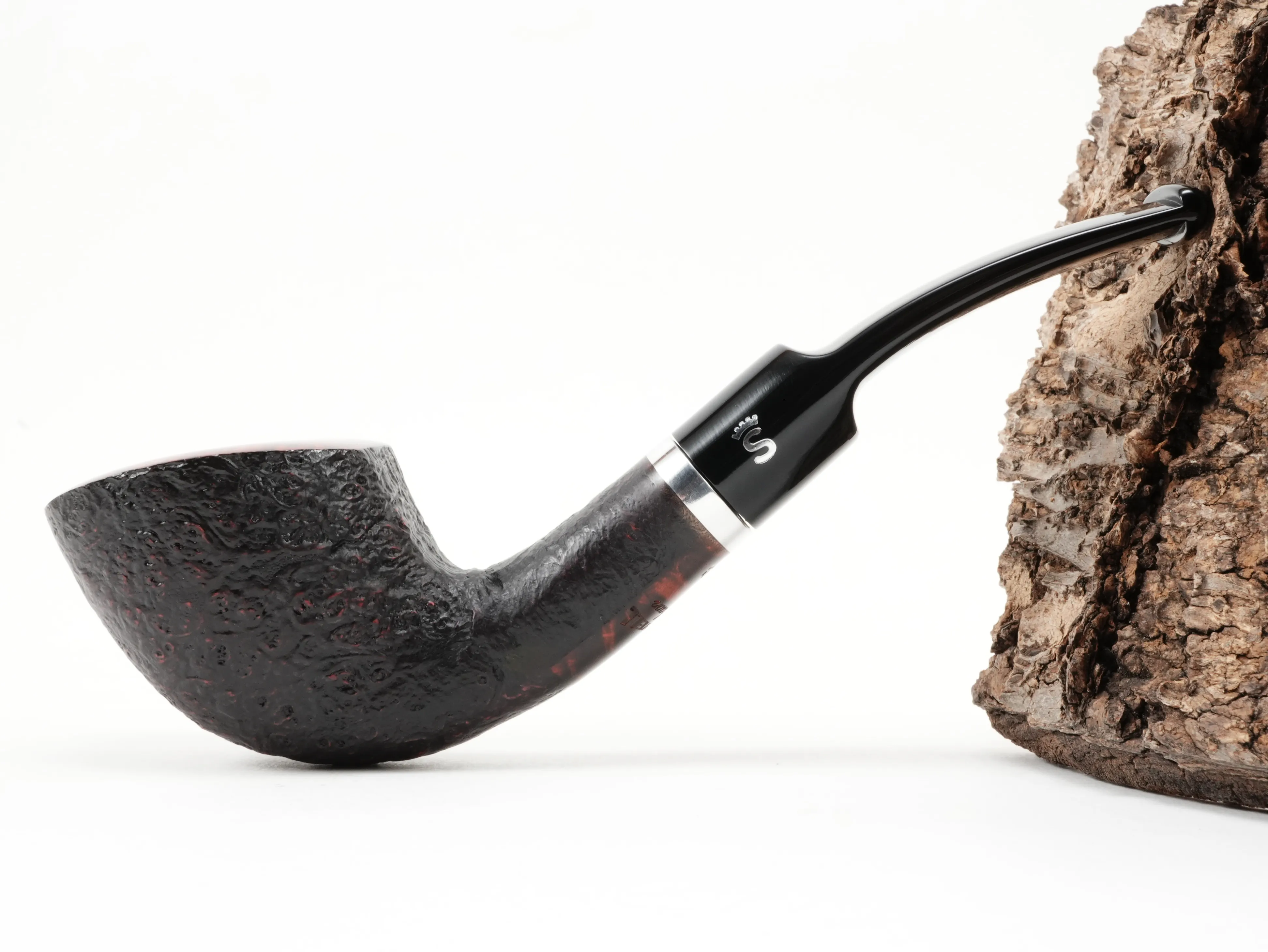 Seitenansicht der leicht gebogenen Stanwell København 409 Freestyle-Pfeife mit sandgestrahlter Oberfläche und silbernem Ring
