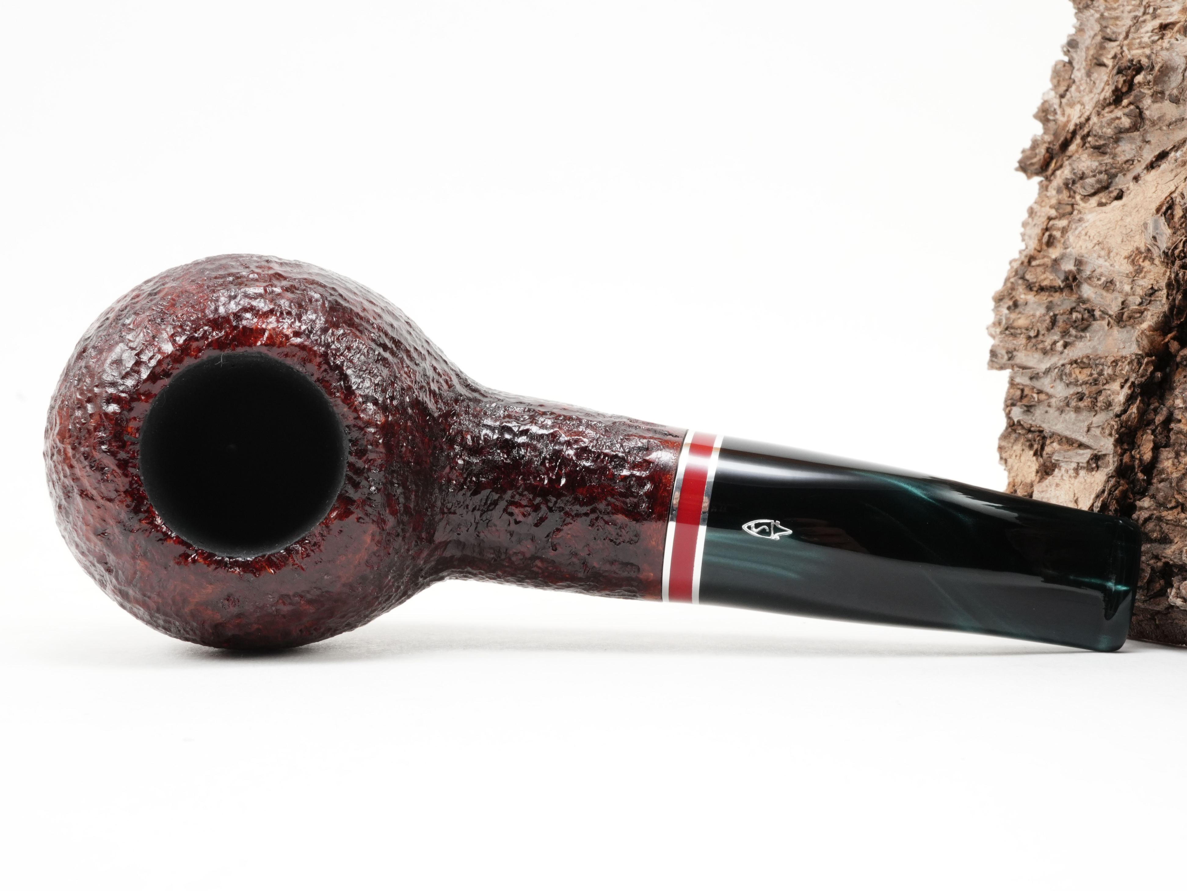 Flache Draufsicht auf die liegende Savinelli Saint Nicholas 2026 320 KS Pfeife mit Blick auf die charakteristische runde Kopfform
