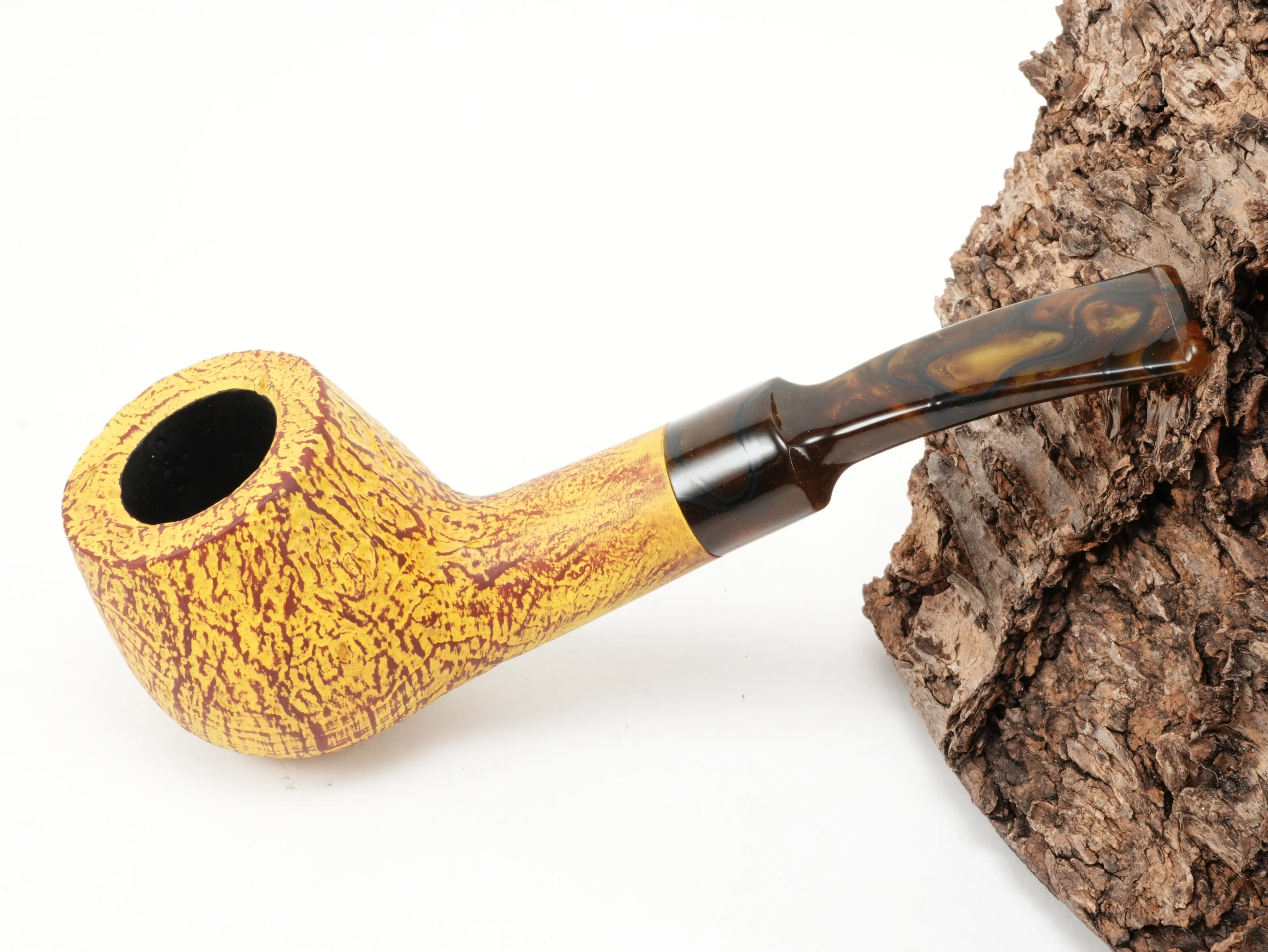 Gelbe Vauen SAVANNA 5040 Half-Bent Apple Pfeife mit sandgestrahlter Oberfläche und meliertem Mundstück – Titelbild schräg von oben