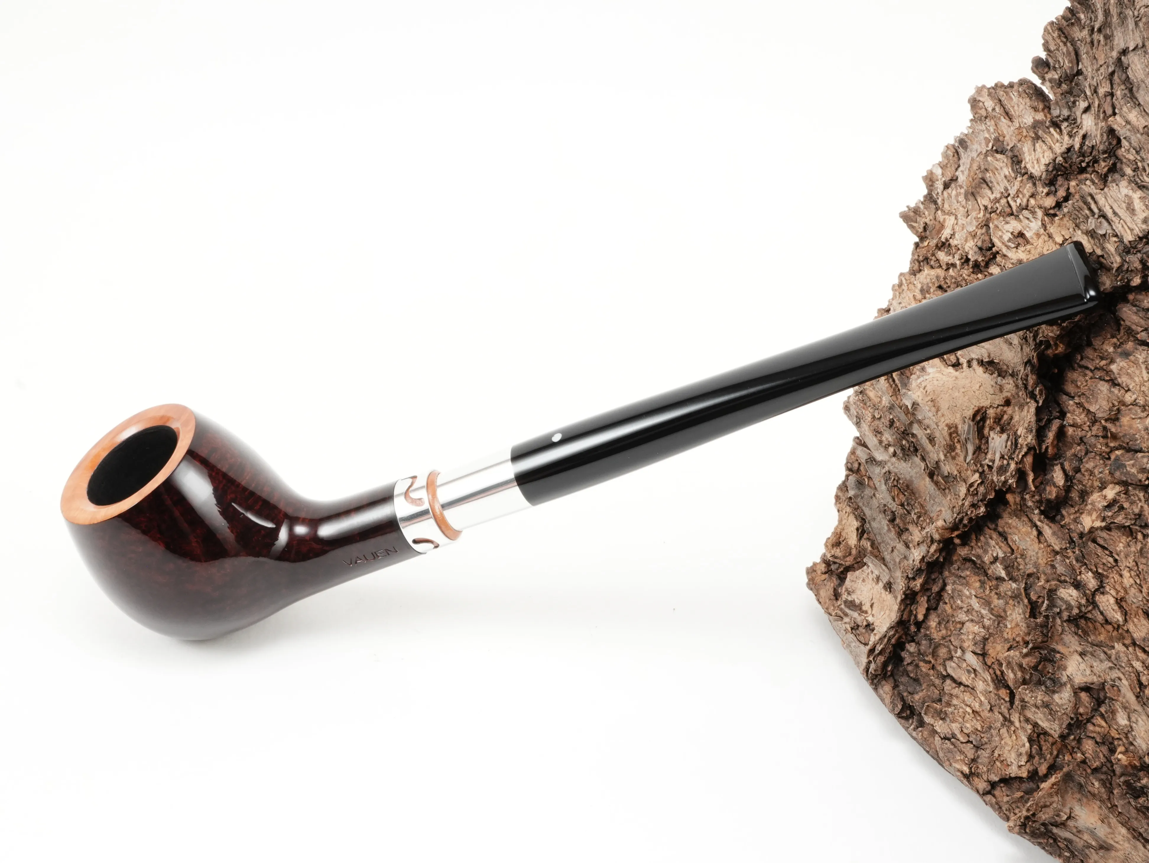 Dunkelrote Vauen YORKSHIRE 166 Straight Apple Pfeife mit naturbelassenem Rand, Zierring und langem schwarzen Steckermundstück – Titelbild schräg von oben
