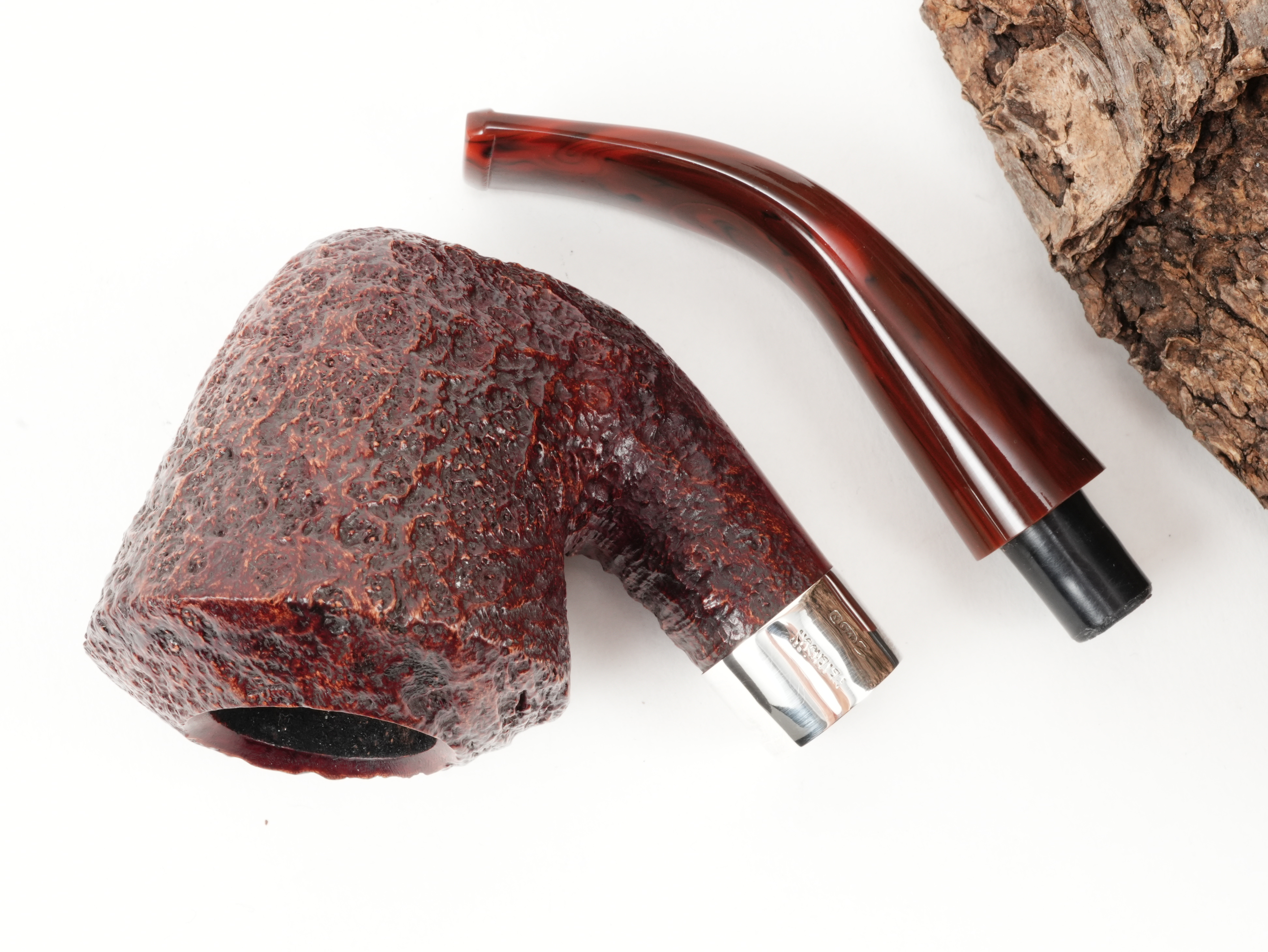 Draufsicht auf die zerlegte Peterson Irish Harp B10 Sand Pfeife mit getrenntem sandgestrahltem Calabash-Pfeifenkopf und rot-marmoriertem Mundstück