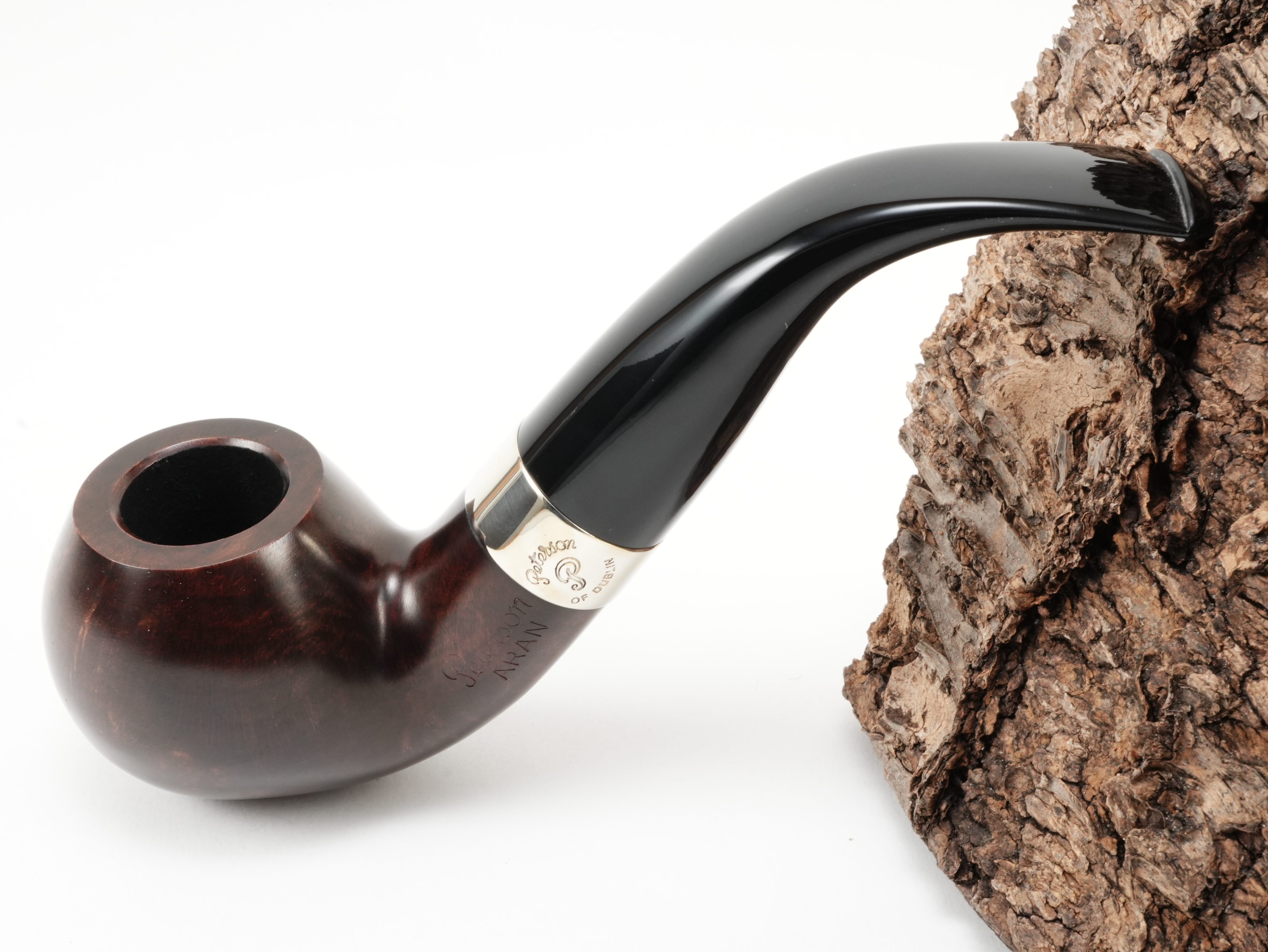 Dunkelbraun gebeizte Peterson Aran XL02 Nickel Pfeife Bent Tomato mit glänzendem Nickelring und schwarzem Acrylmundstück – Titelbild schräg von oben