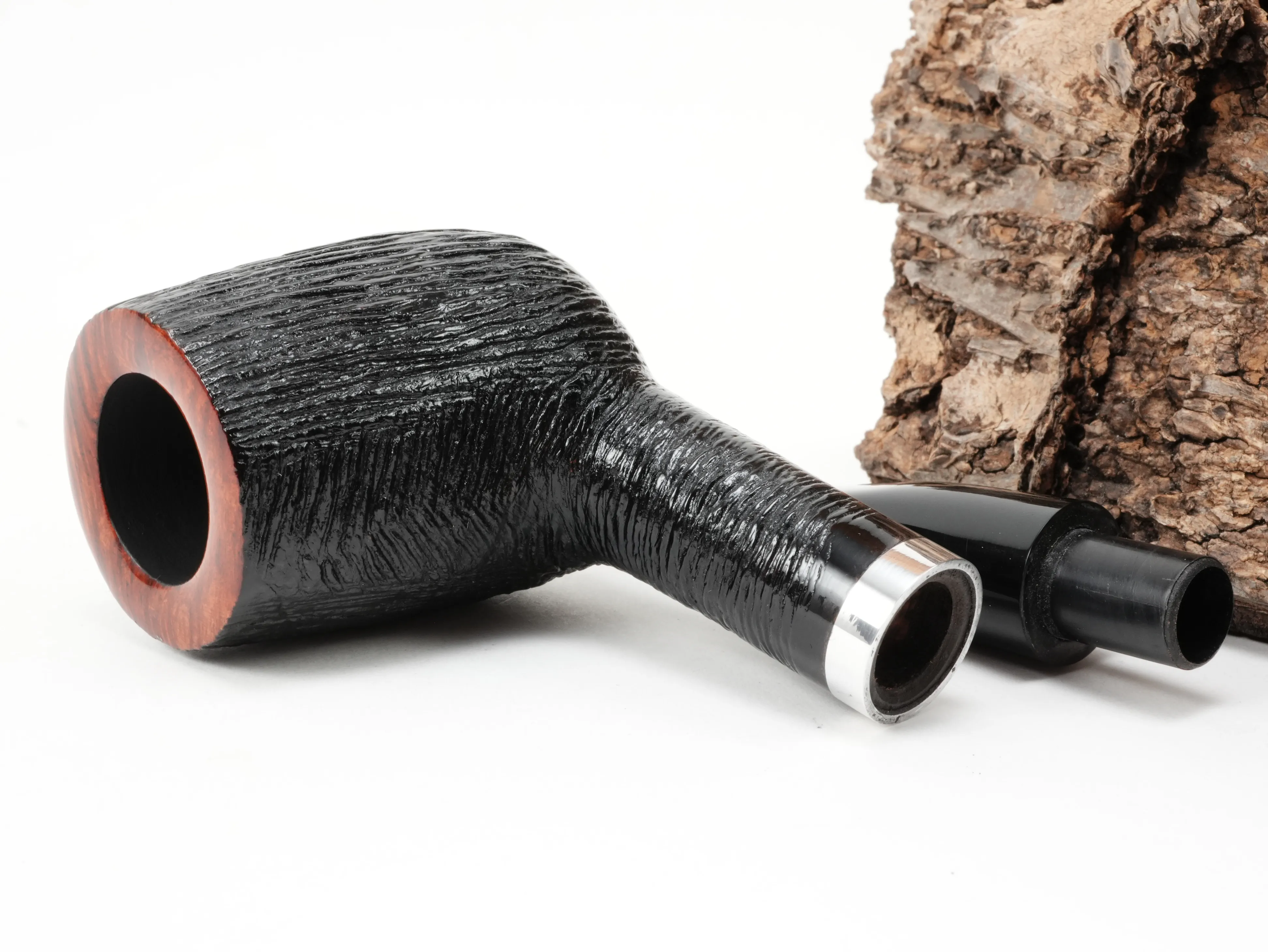 Zerlegte Stanwell København Brushed 12 Pfeife mit Blick auf die 9mm Filterbohrung und den Aluminiumring am Holmende