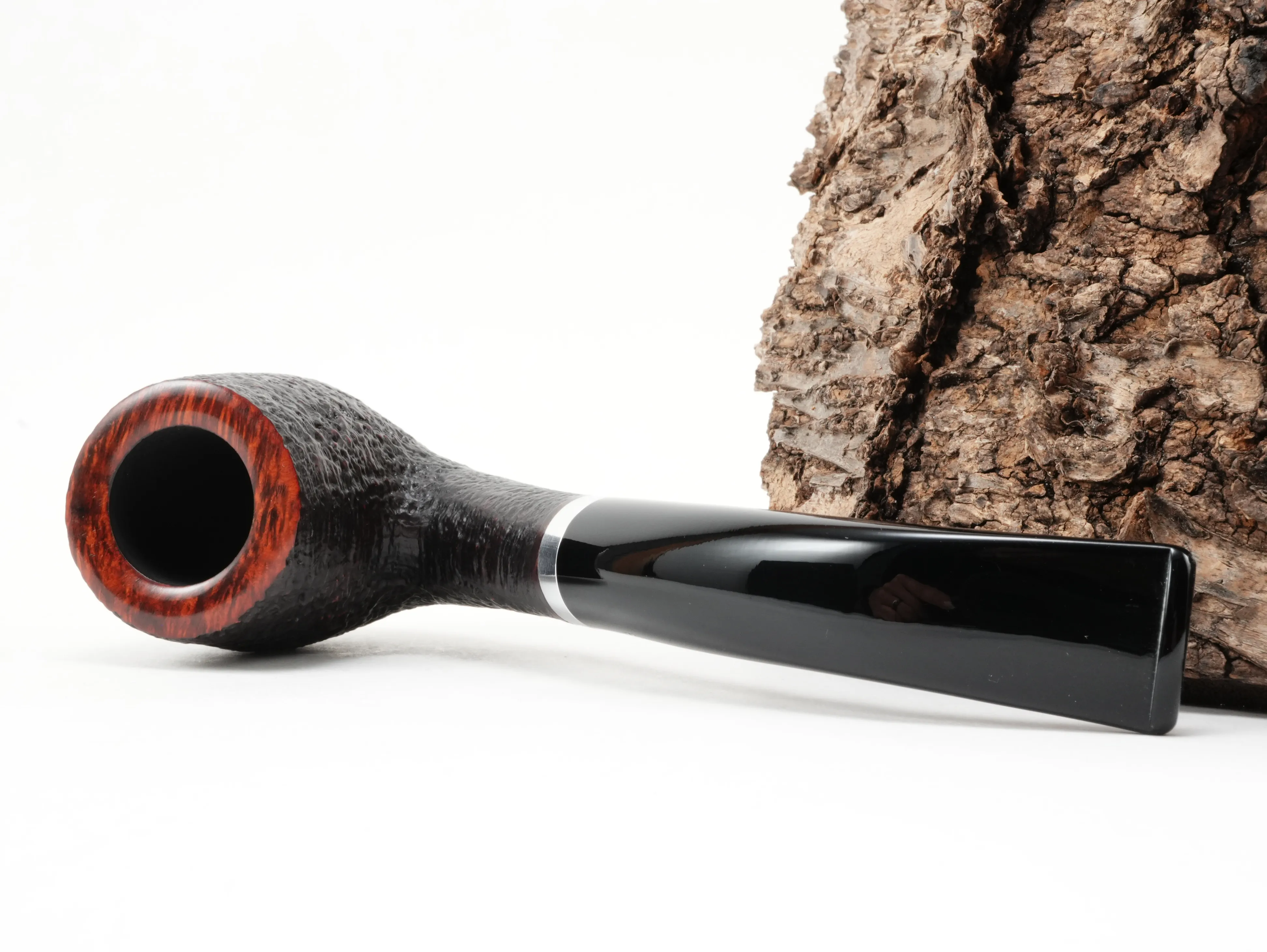 Stanwell København 246 Bent Classic Pfeife liegend von schräg hinten mit Blick auf den Aluminiumring am Holm