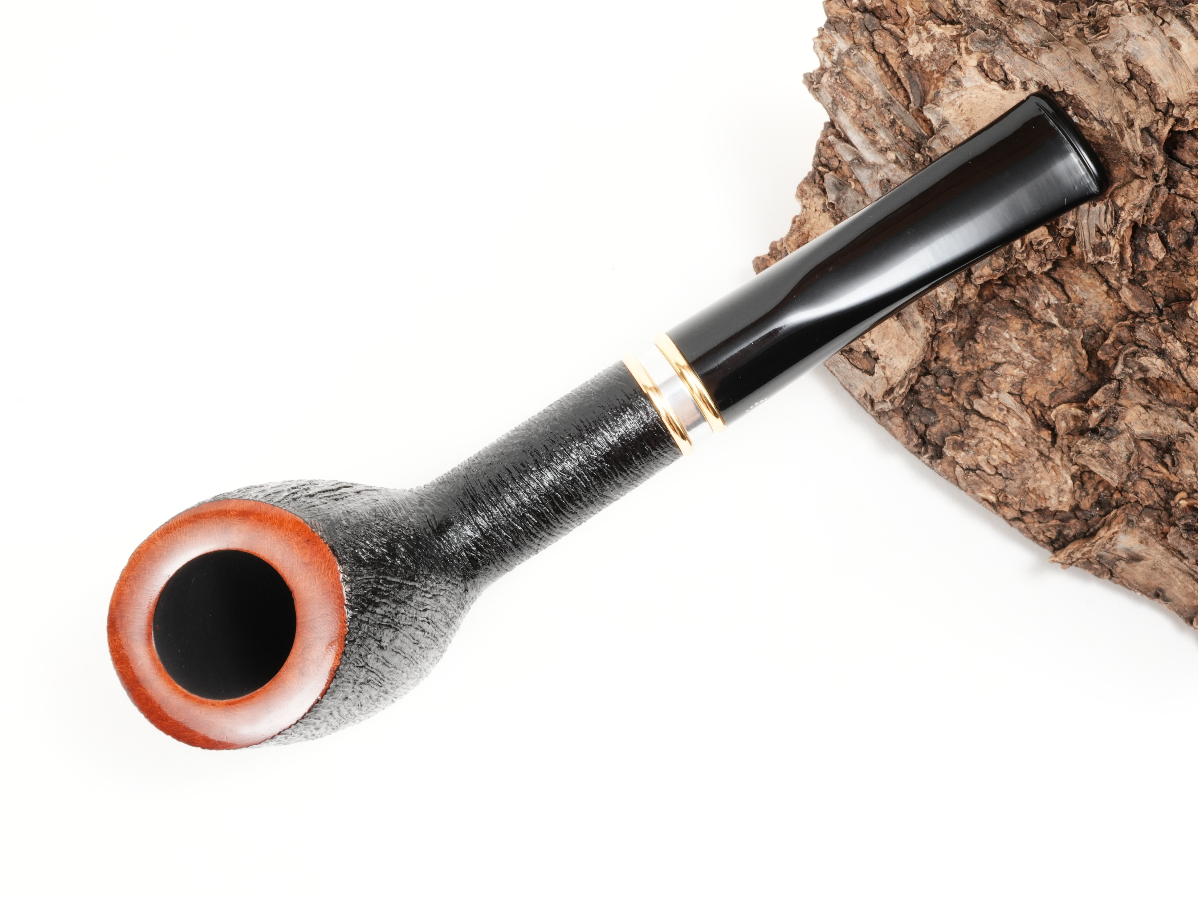 Stehende Stanwell H.C. Andersen Brushed 1 in der Draufsicht mit kurzem Acrylmundstück und Blick auf den rötlich-glatten Kopfrand