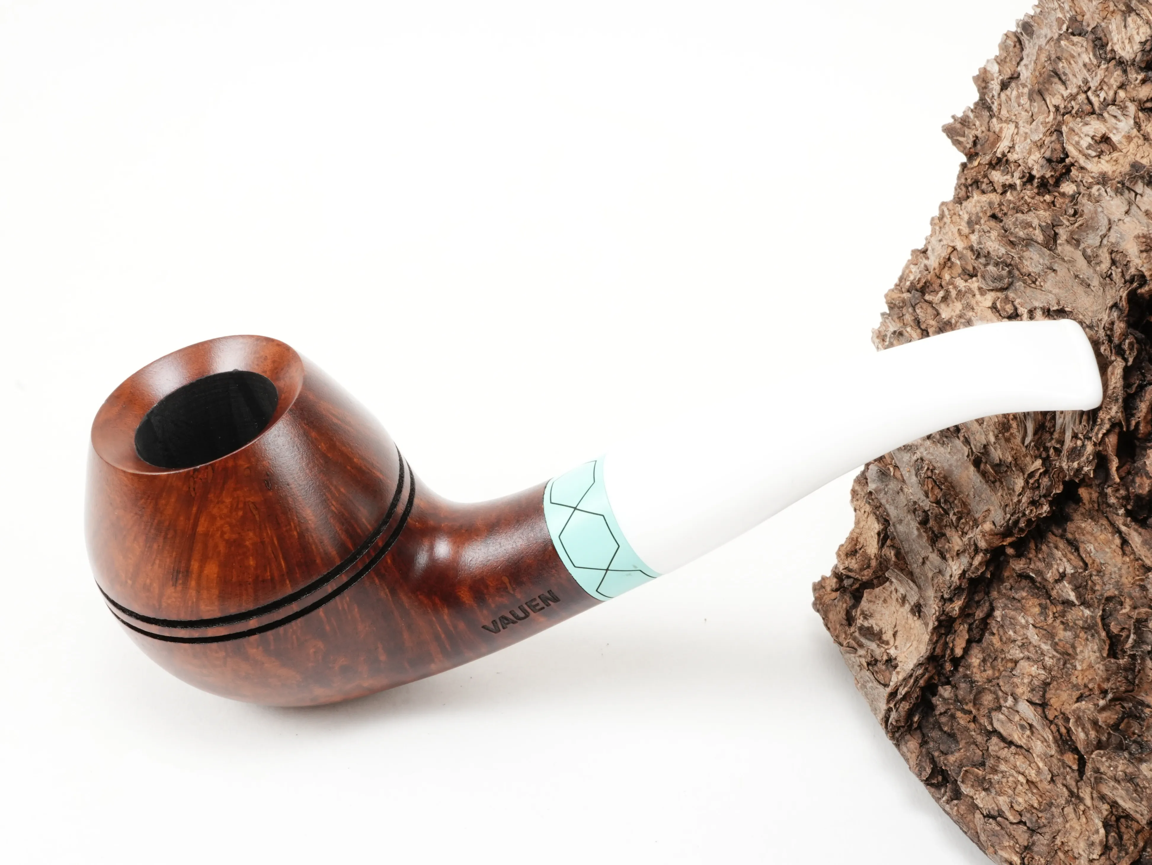 Vauen VELA 2446 Half-Bent Rhodesian Pfeife aus Bruyèreholz mit doppelter Kopfrille, türkisgrünem Zierring und weißem Acrylmundstück – Titelbild schräg von oben