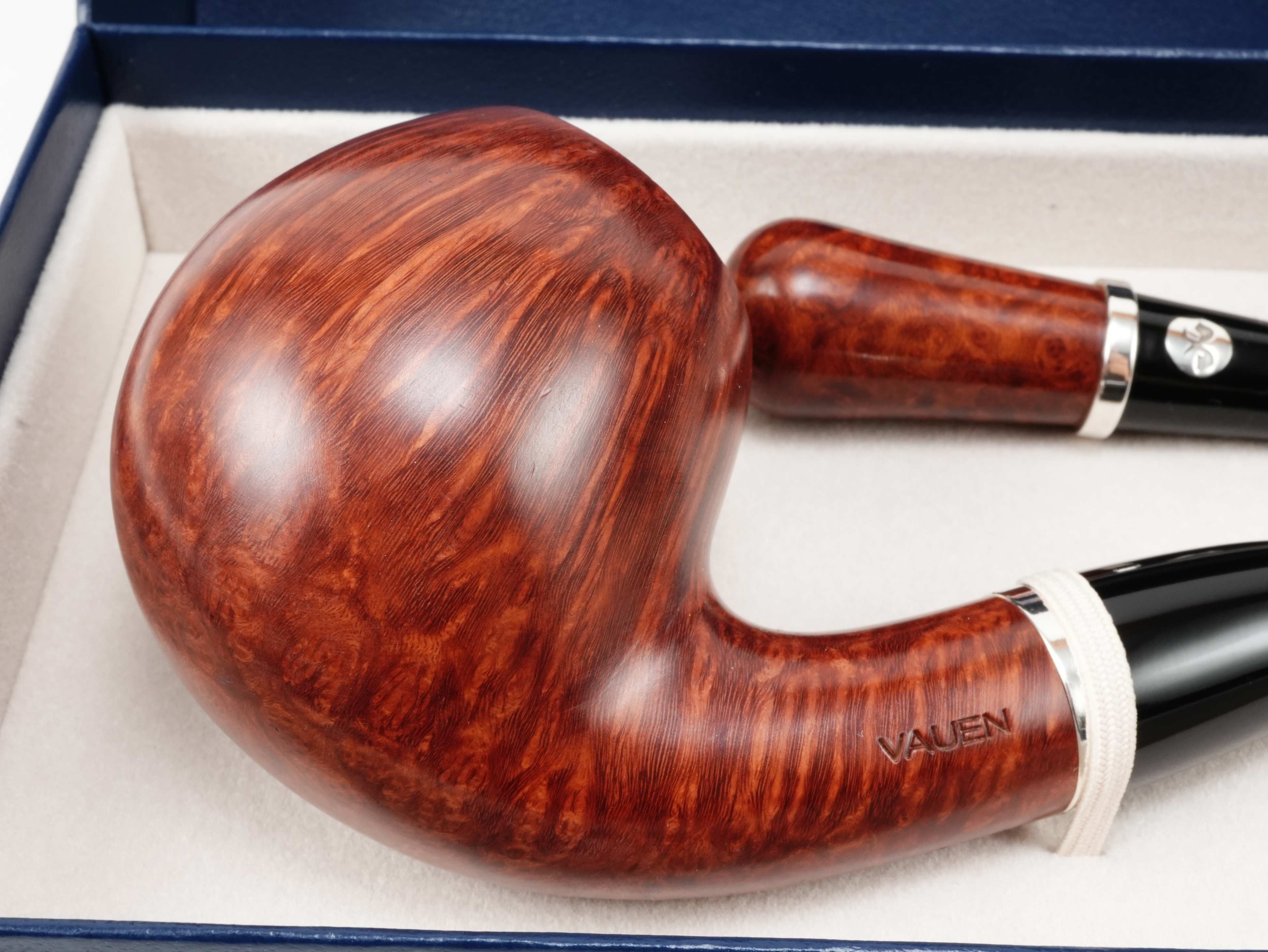 Vauen Tradition 019 Pfeife mit perfekter Straight Grain Bruyère-Maserung und Silberring in der geöffneten Box