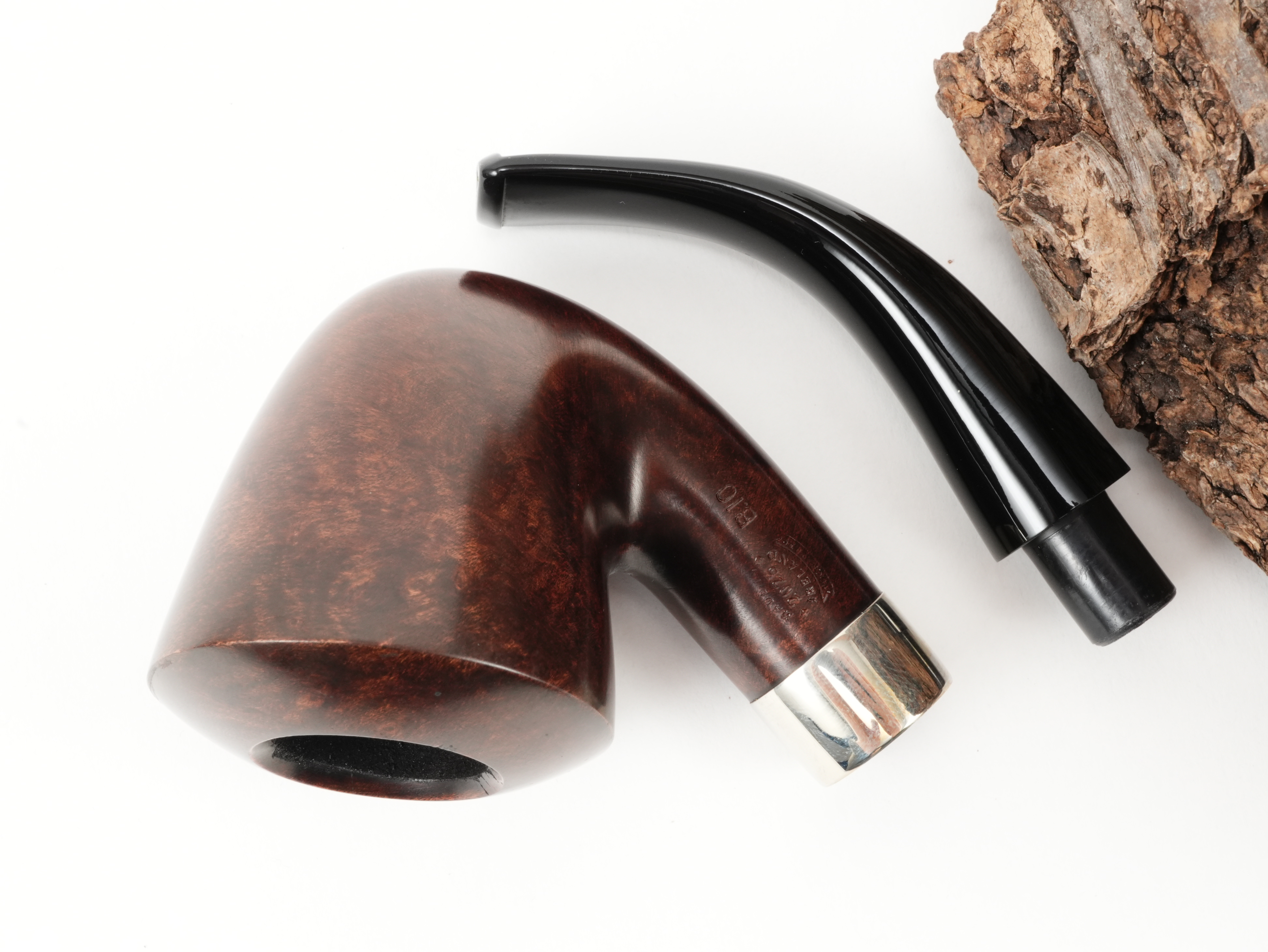 Draufsicht auf die zerlegte Peterson Aran B10 Nickel Pfeife mit Holm-Stempelung Made in Ireland B10 und getrenntem Mundstück