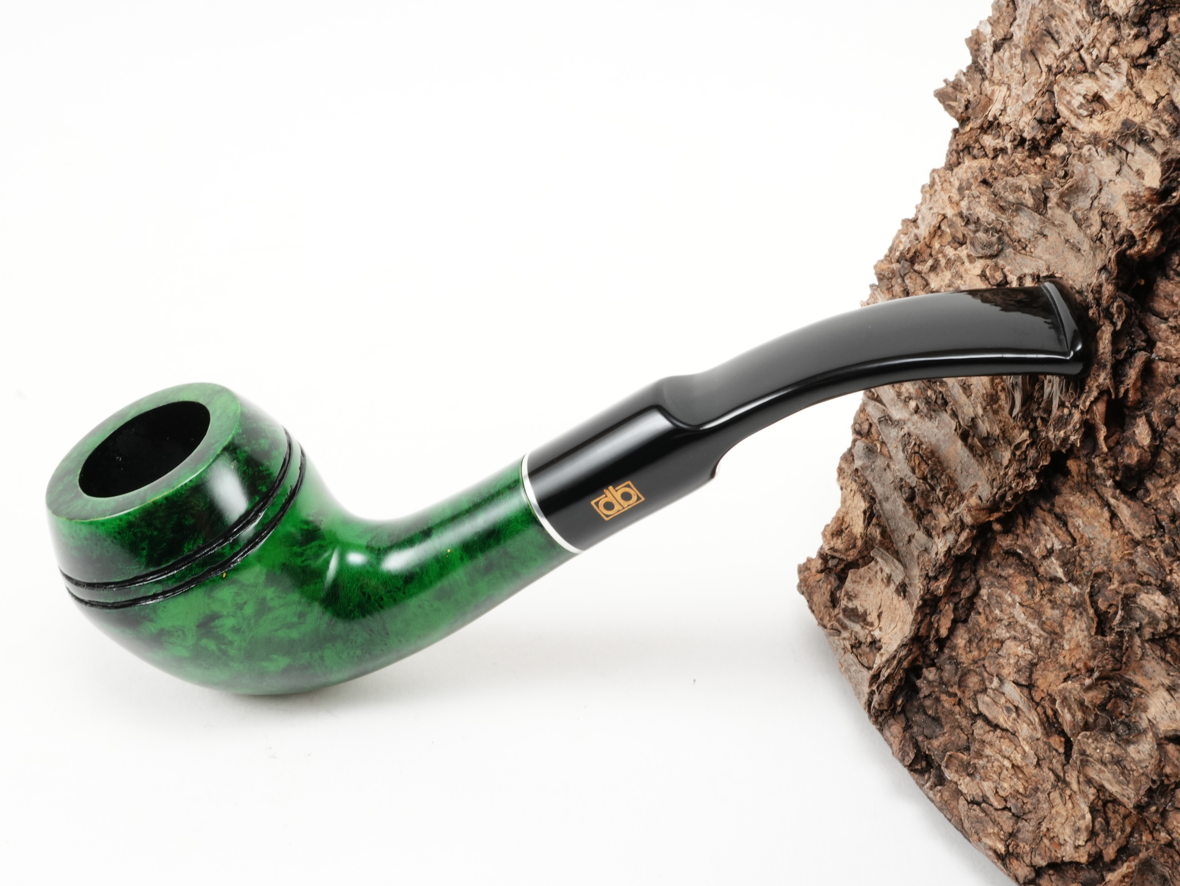 Grün-schwarz polierte db Design Berlin Rügen grün 045/47 Pfeife Half-Bent Rhodesian mit Zierrillen, Aluminiumring und schwarzem Acrylmundstück – Titelbild schräg von oben
