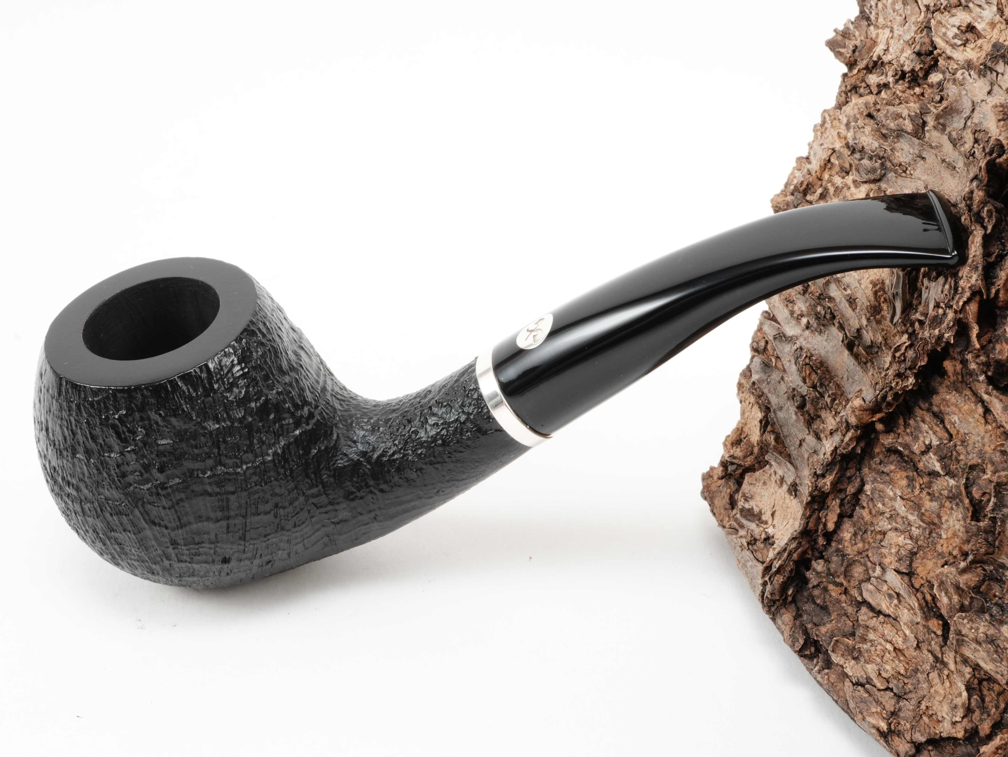 Schwarz sandgestrahlte Vauen Tradition Pfeife Half-Bent Ball mit glattem Kopfrand, Silberring und Acrylmundstück – Titelbild schräg von oben