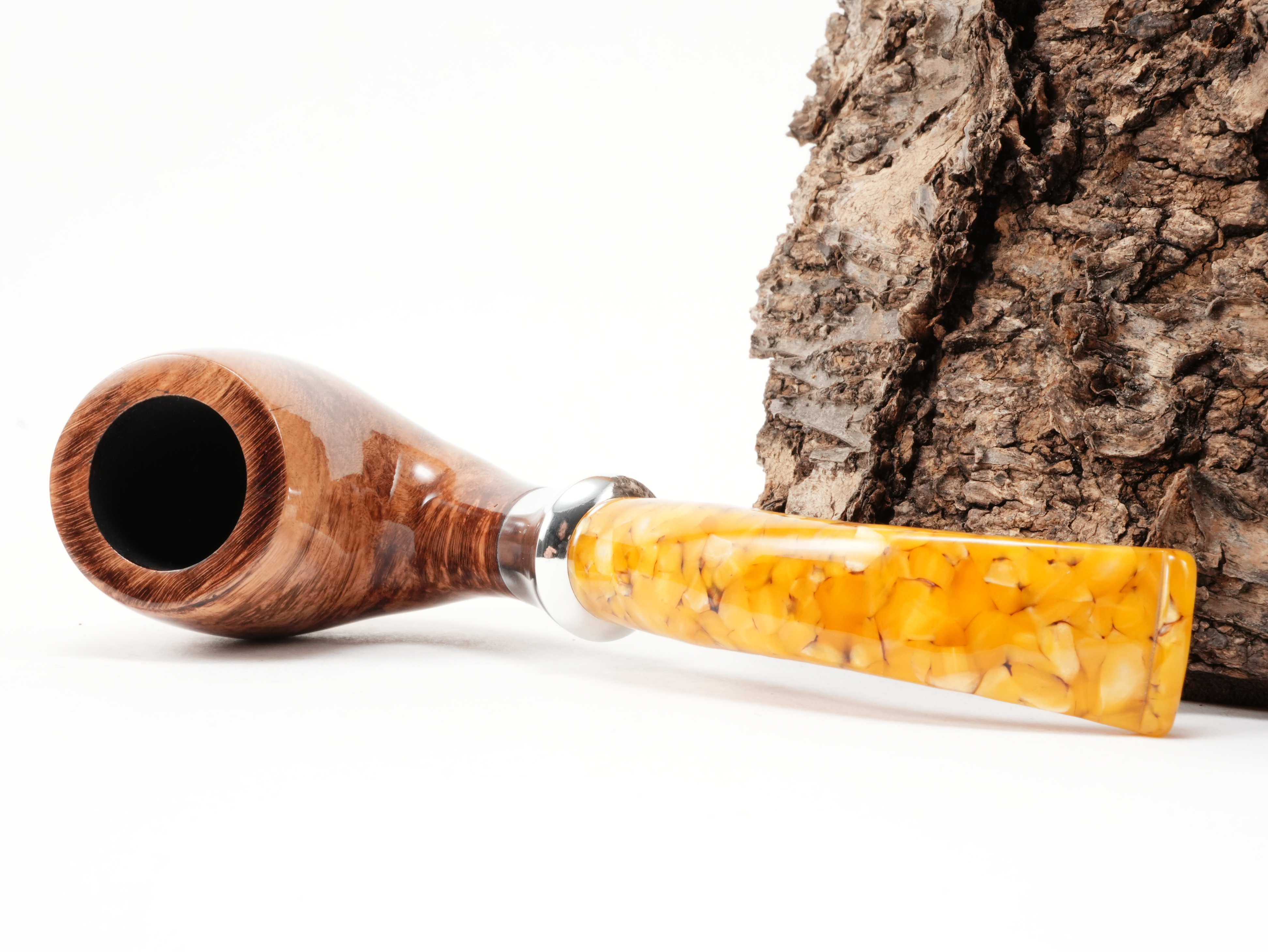 db Design Berlin Baltic Amber II 036 Bent Classic Pfeife liegend von schräg hinten mit Fokus auf den geschwungenen Metallring und das Bernsteindesign
