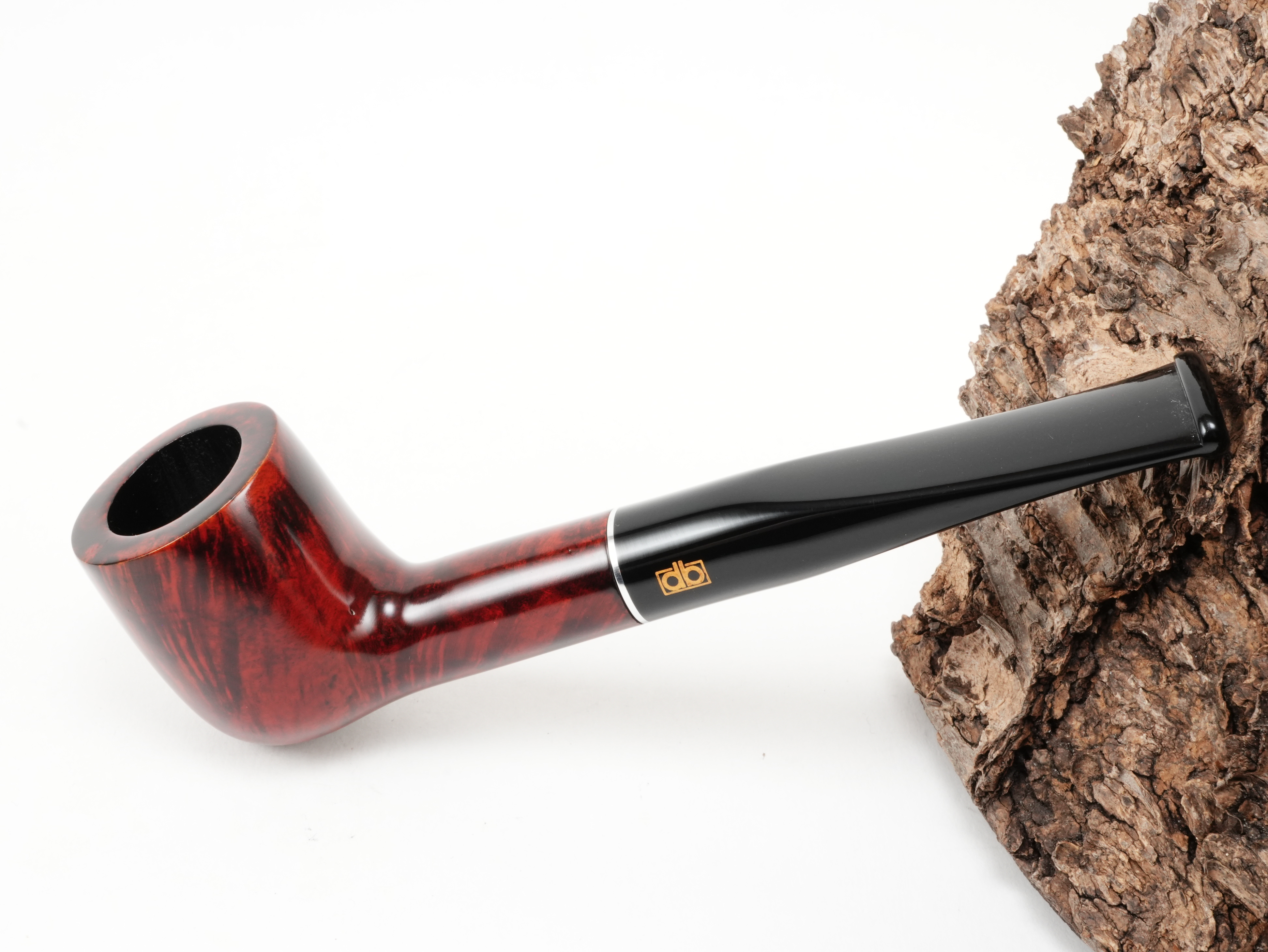 Rot-schwarz polierte db Design Berlin Rügen rot 040/40 Pfeife Straight Billiard mit Aluminiumring und schwarzem Acrylmundstück – Titelbild schräg von oben
