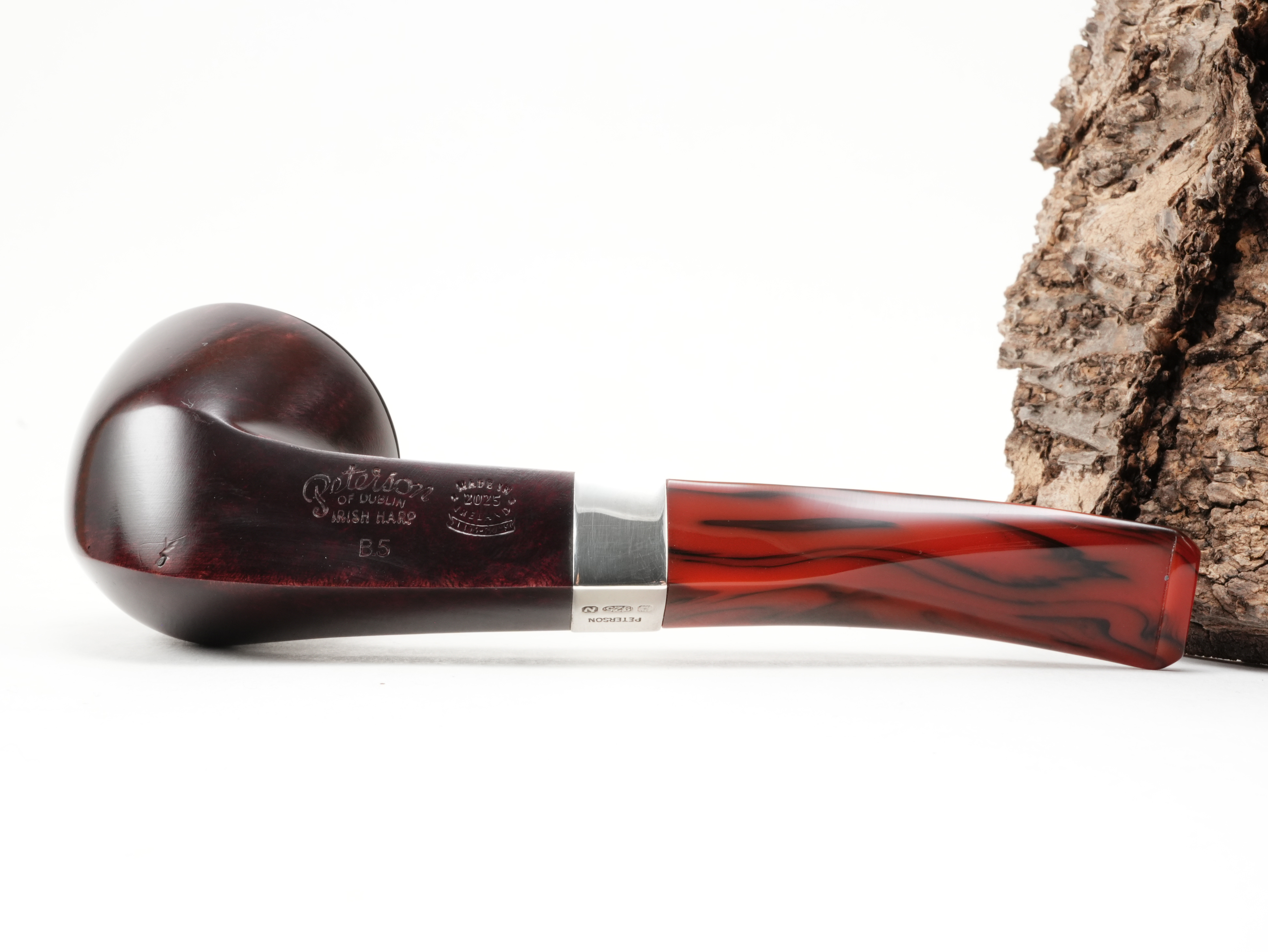 Unterseite der Peterson Irish Harp B5 Brown Pfeife mit Stempelung Peterson of Dublin Irish Harp B5 und Silber-Hallmarks