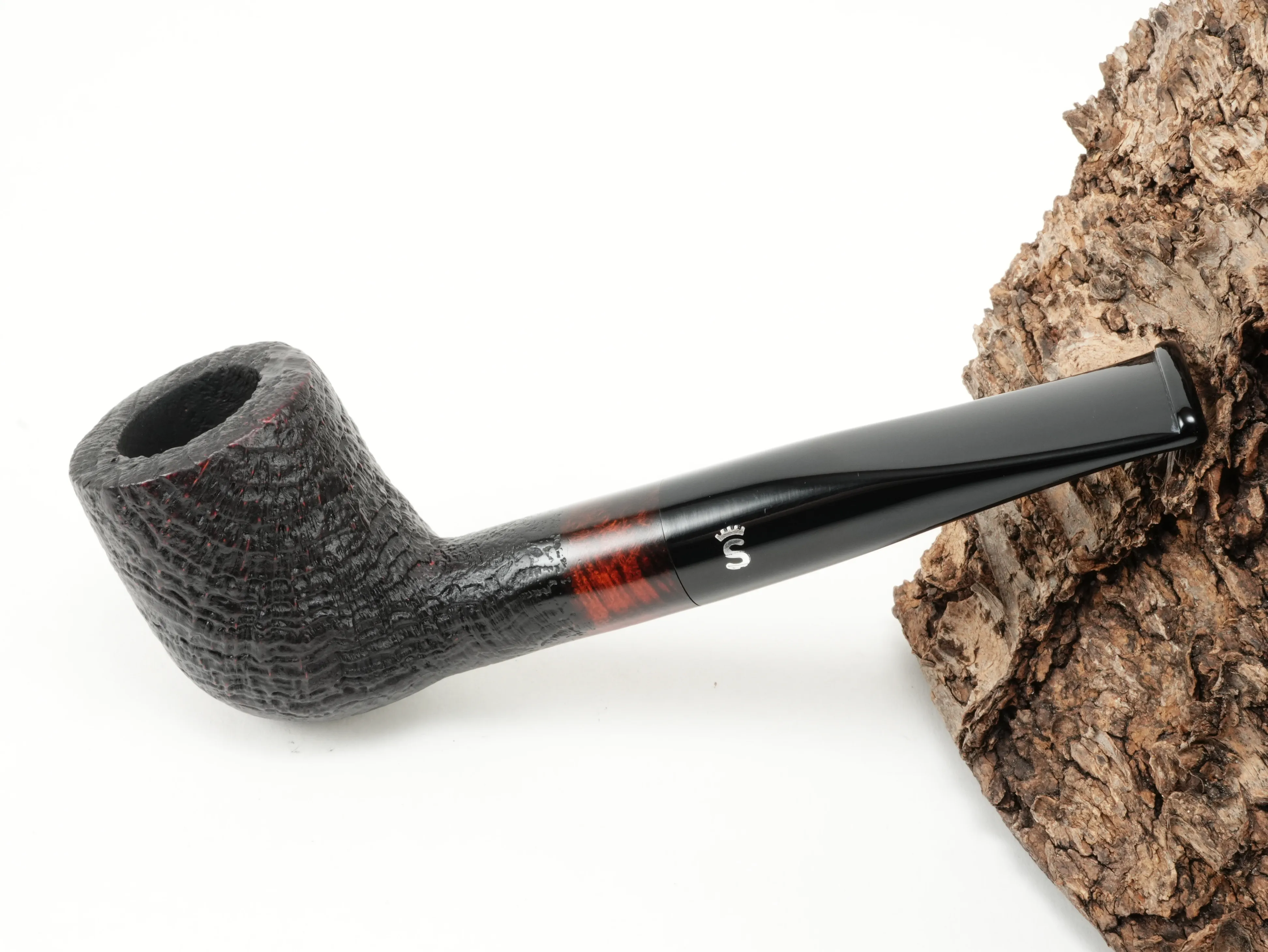 Teilsandgestrahlte Stanwell Vario 88 Pfeife Straight Billiard mit schwarzem Acrylmundstück und Stanwell-Logo – Titelbild schräg von oben
