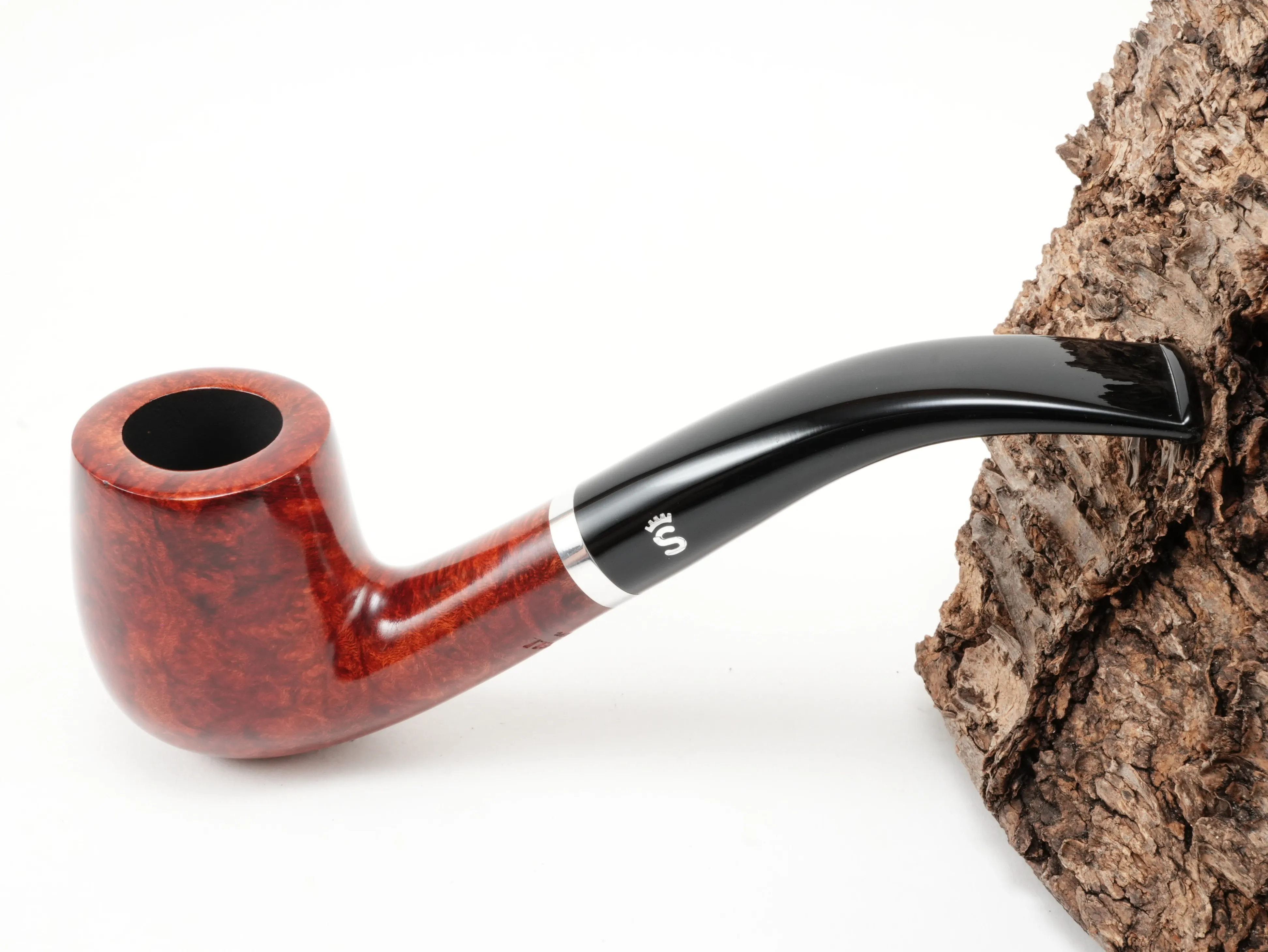 Glatte rötliche Stanwell København Terracotta 246 Pfeife Bent Classic mit Aluminiumring und schwarzem Acrylmundstück – Titelbild schräg von oben