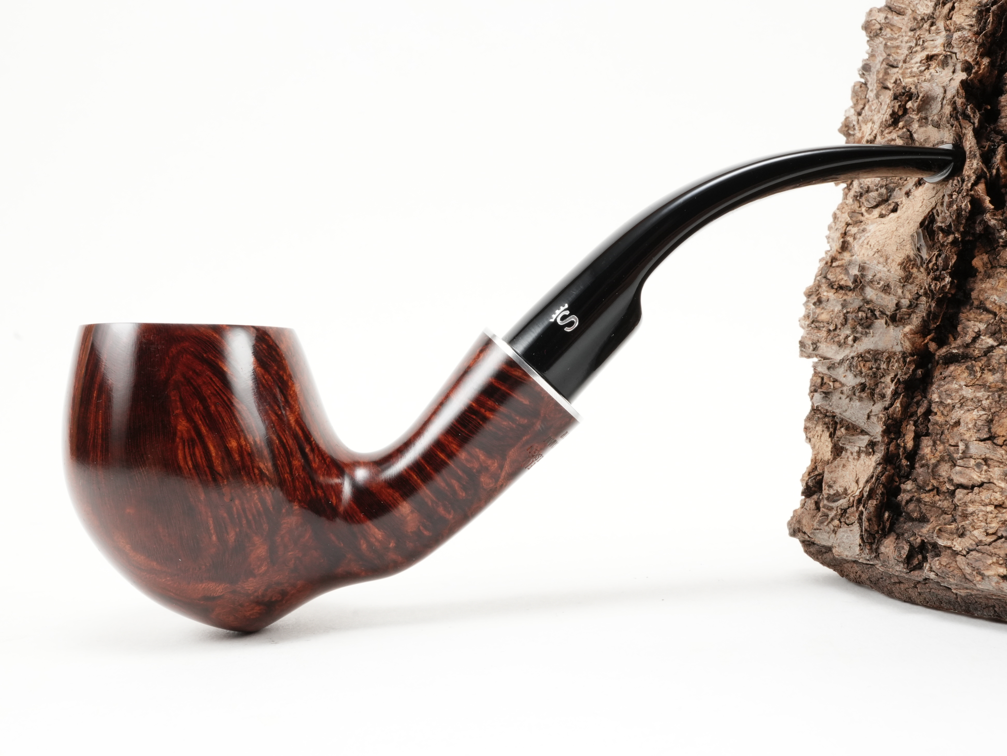 Seitenansicht der gebogenen Stanwell H.C. Andersen Braun 7 Pfeife mit spitz zulaufendem Kopf und kurzem Mundstück