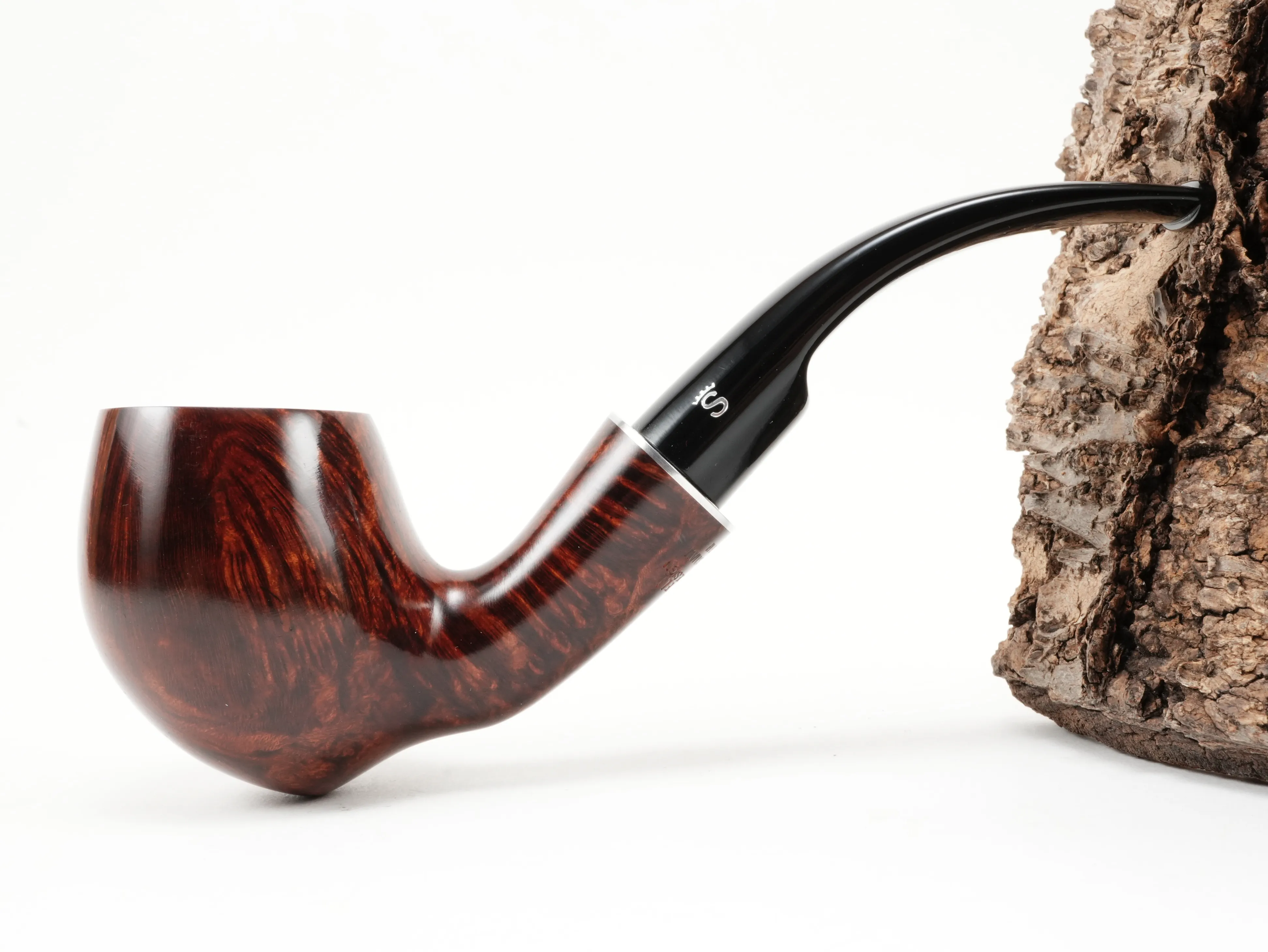 Seitenansicht der gebogenen Stanwell H.C. Andersen Braun 7 Pfeife mit spitz zulaufendem Kopf und kurzem Mundstück