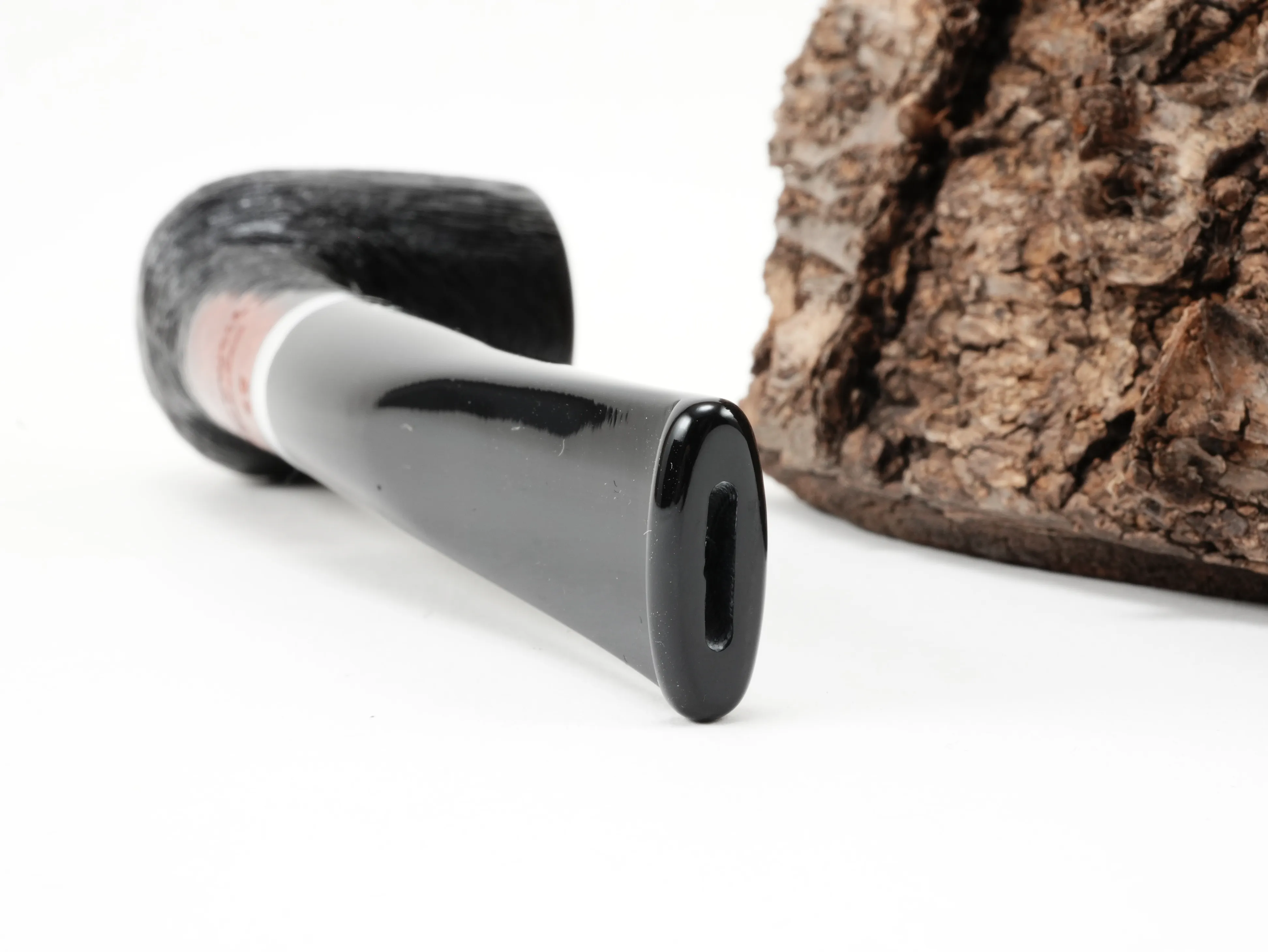 Nahaufnahme des geraden schwarzen Acrylmundstücks der Stanwell København Brushed 88 Pfeife mit Bissstelle von hinten
