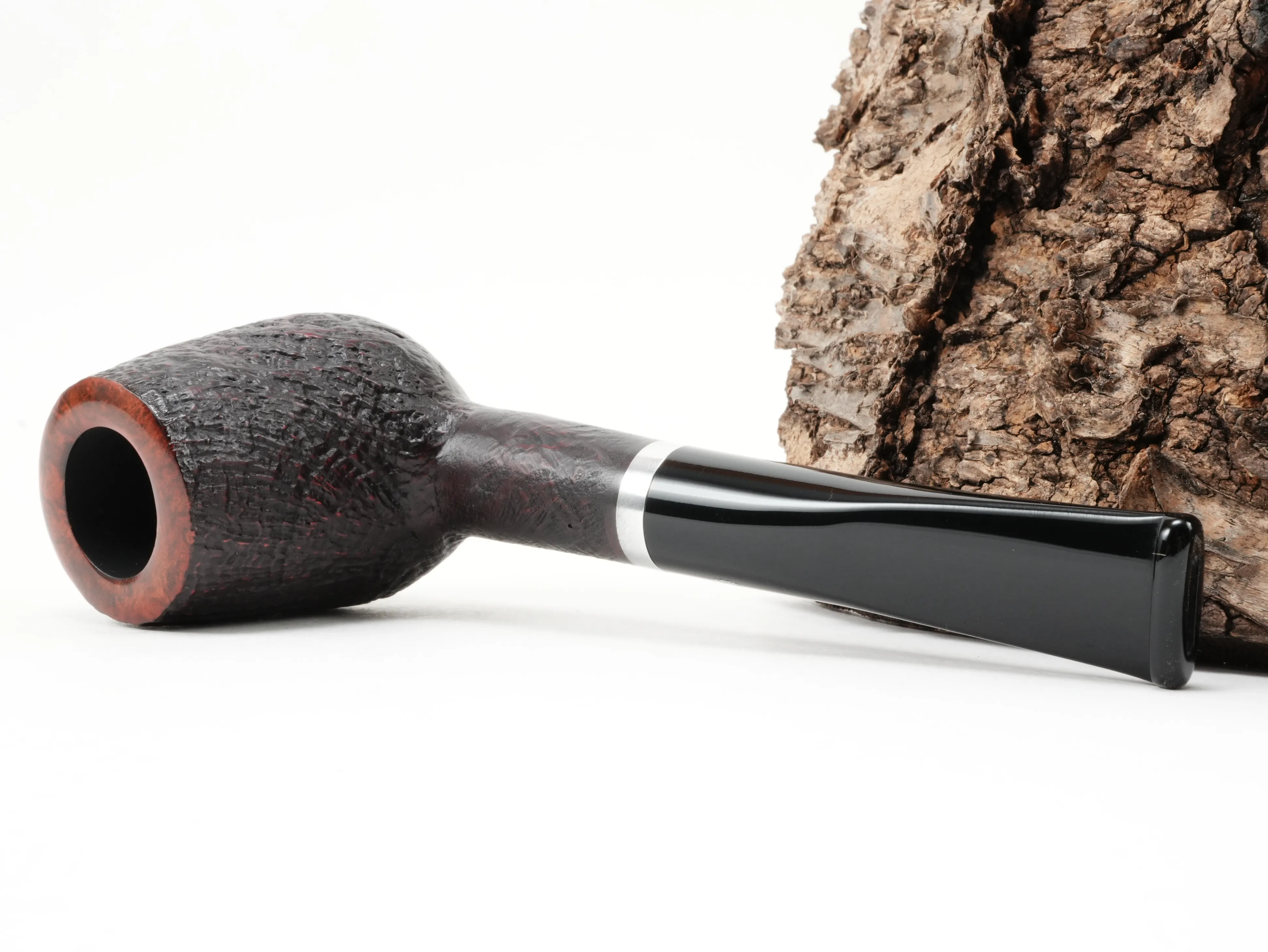 Stanwell København 12 Straight Billiard Pfeife liegend von schräg hinten mit Blick auf den Aluminiumring am Holm