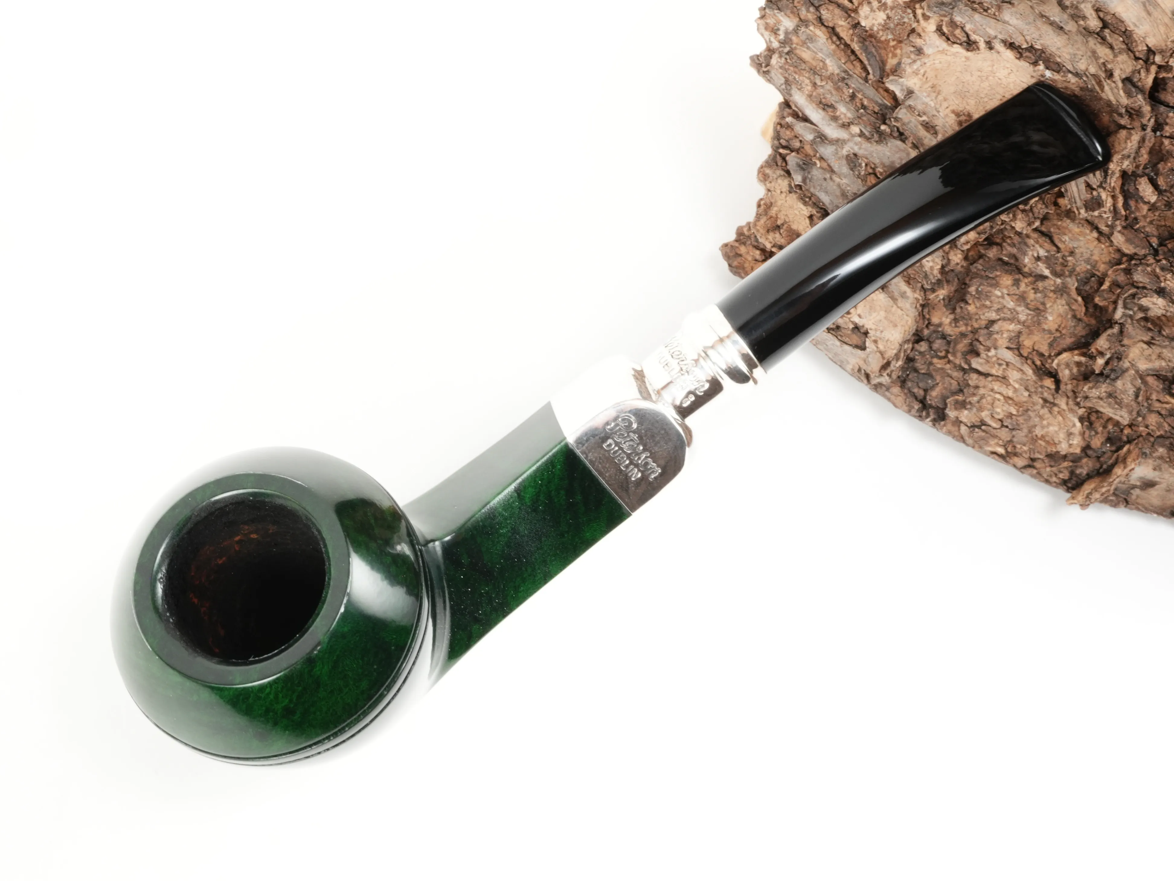 Stehende Peterson Spigot Green B5 Pfeife in der Draufsicht mit Blick in die Tabakkammer und auf die Peterson Dublin Silber-Gravur oben am Holm