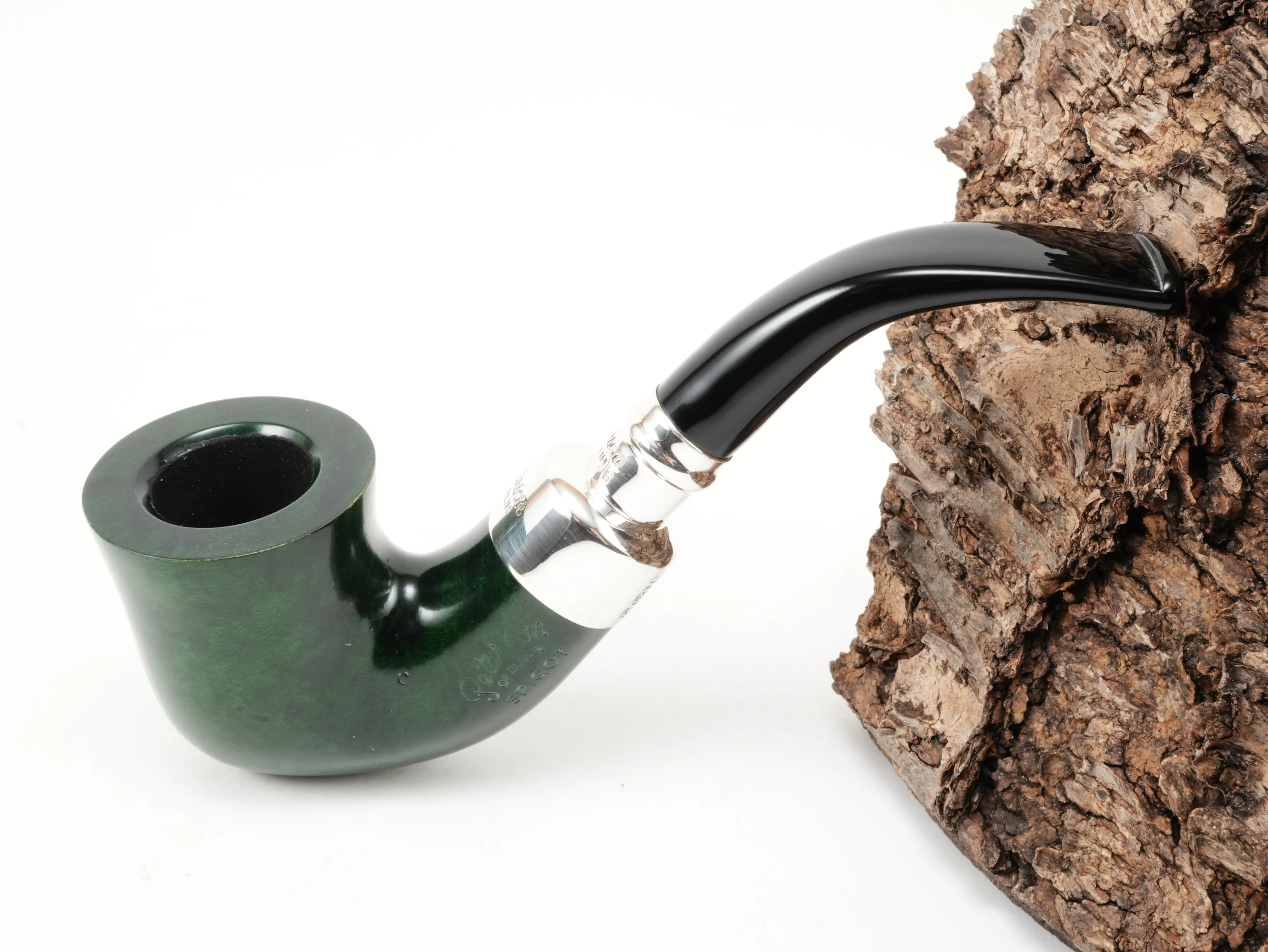 Glatt polierte grüne Peterson Spigot Green 05 Pfeife Bent Calabash mit Sterling Silber-Spigot-Montage und schwarzem Acrylmundstück – Titelbild schräg von oben