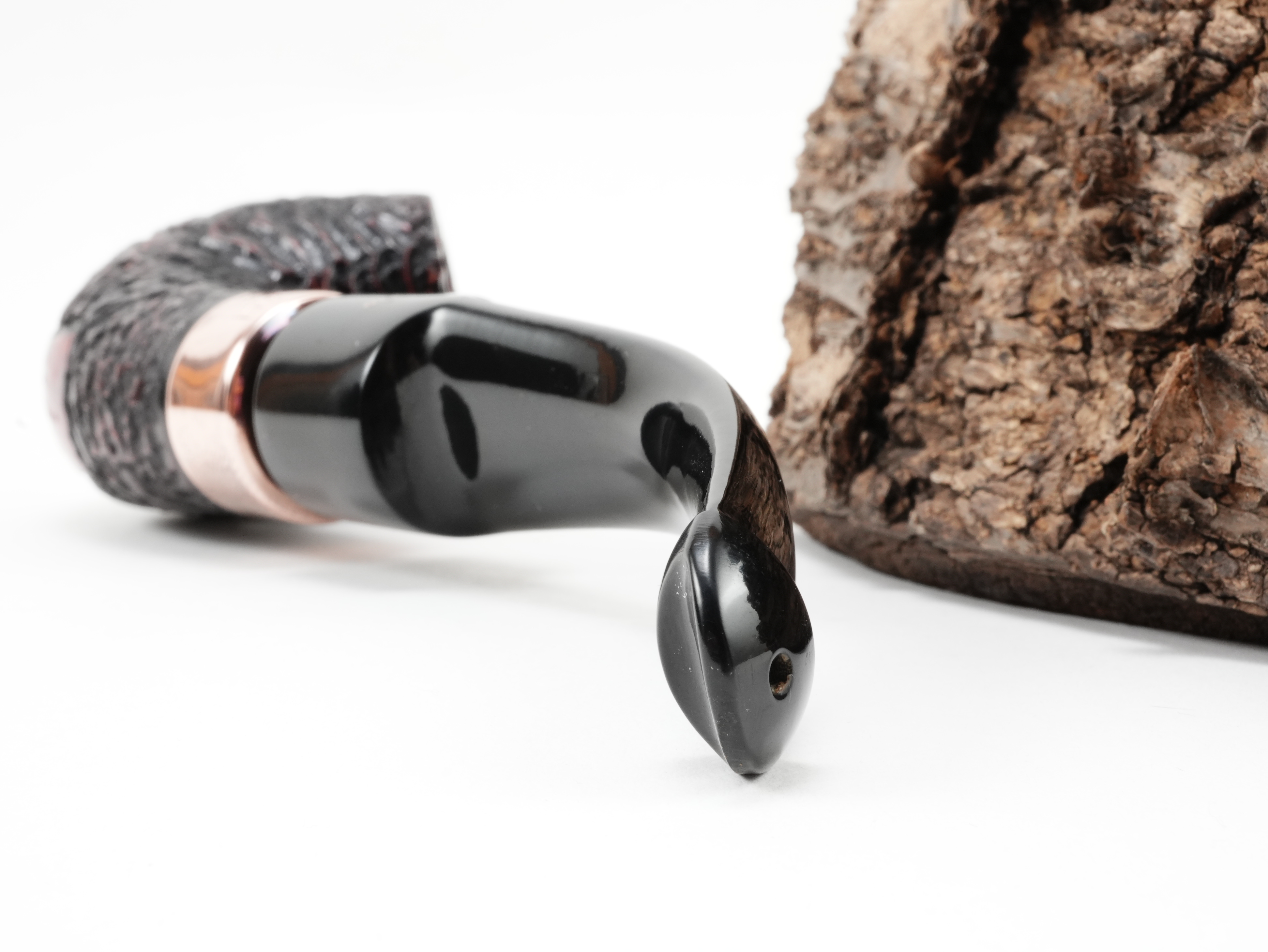 Nahaufnahme des gebogenen schwarzen Ebonitmundstücks der Peterson Christmas 2026 Rustic 9s Pfeife mit Lippenbissöffnung von hinten