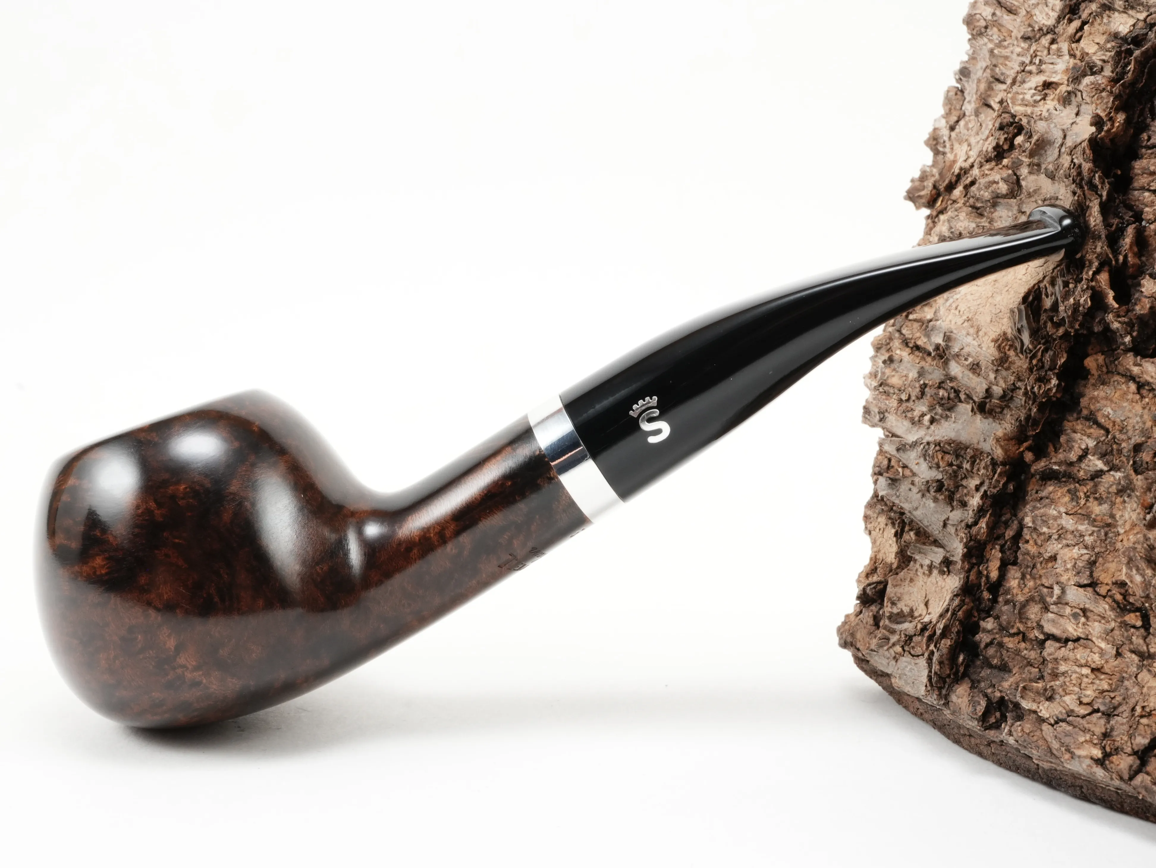 Seitenansicht der leicht gebogenen Stanwell København 109 Brandy-Pfeife mit polierter brauner Oberfläche und silbernem Ring