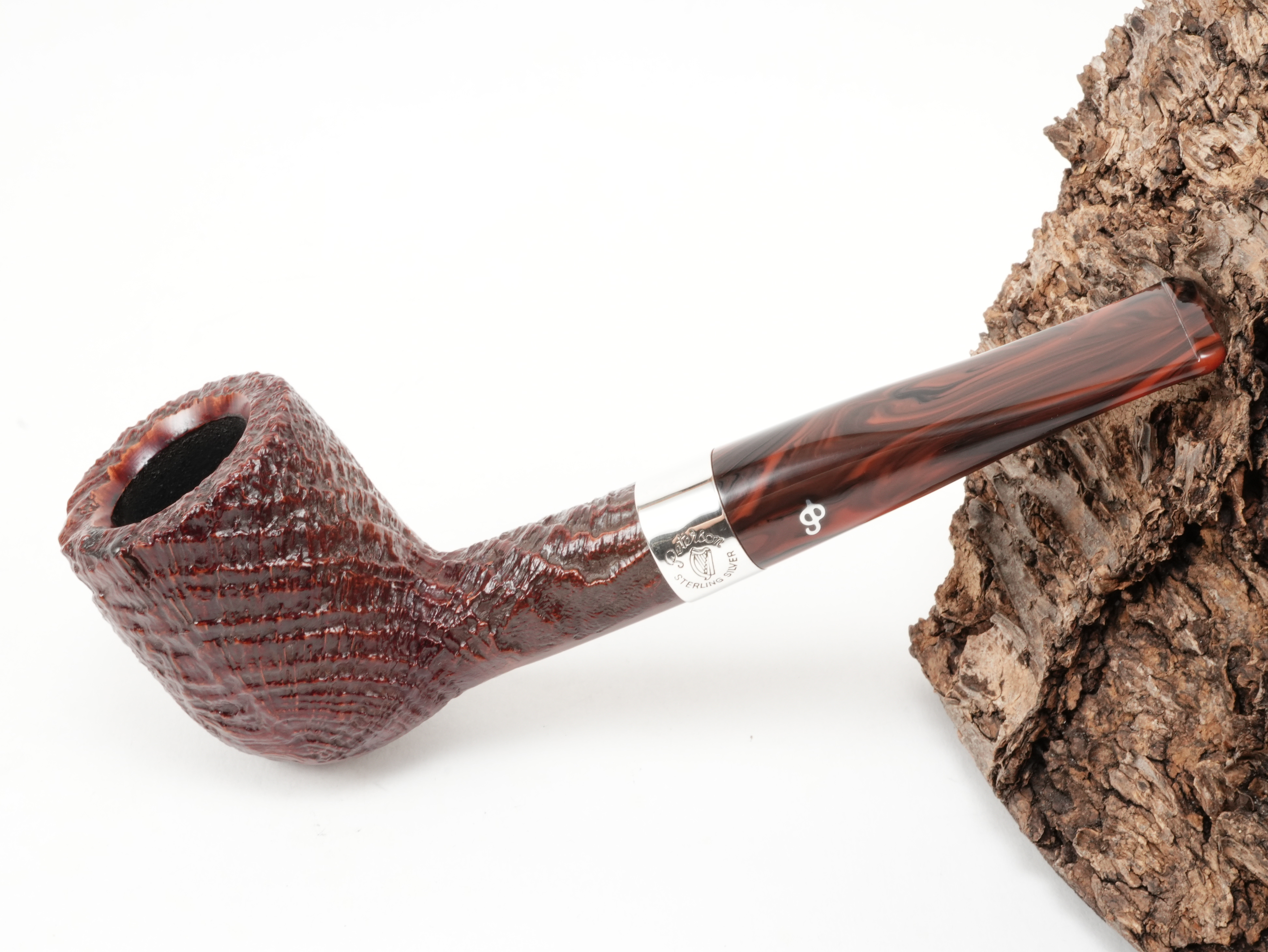 Rotbraun sandgestrahlte Peterson Irish Harp 107 Sand Pfeife Billiard mit 925er Silberring samt Harfen-Gravur und Acrylmundstück – Titelbild schräg von oben