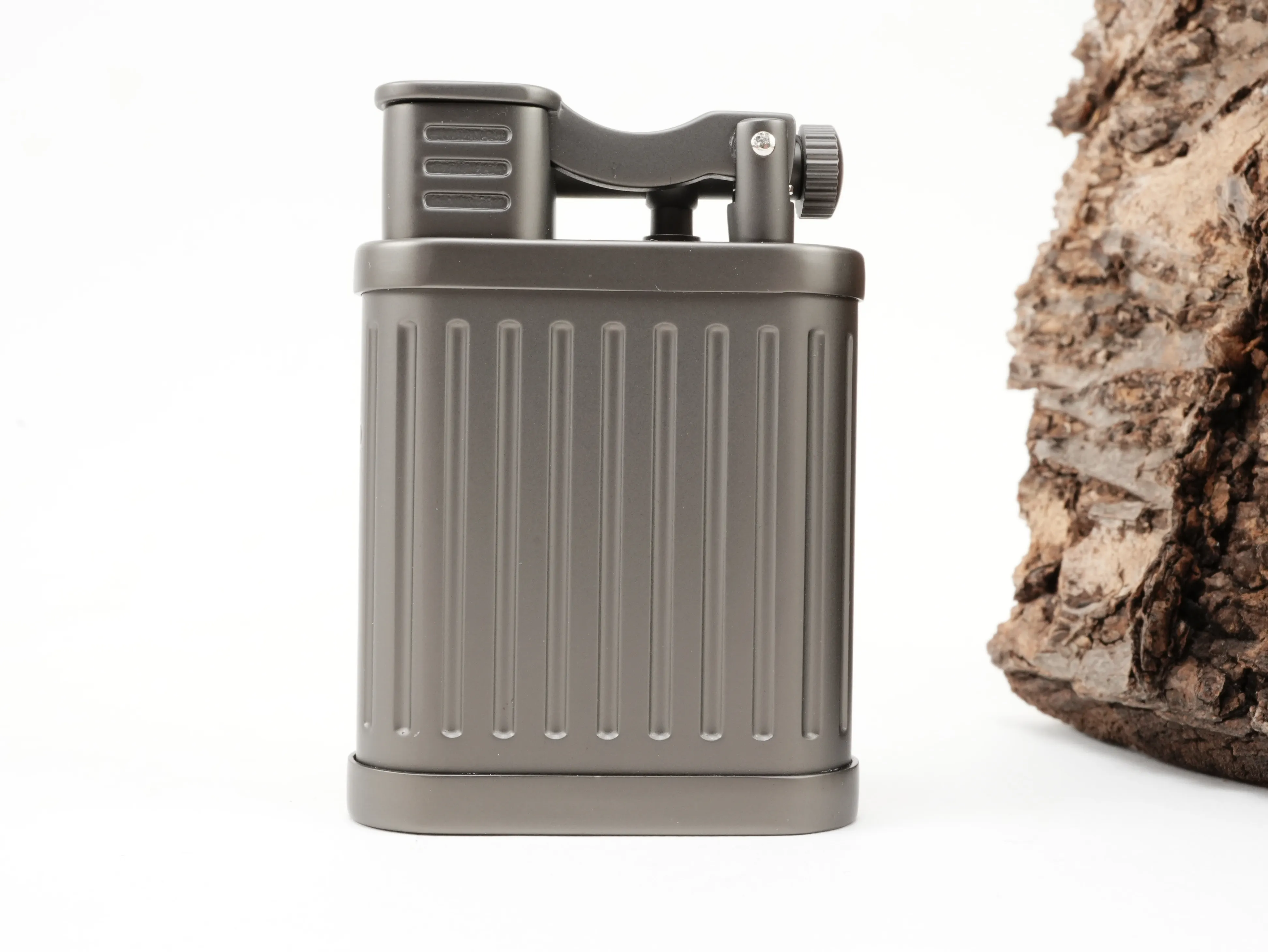 Rückansicht des Sisuman Soft Flame Gasfeuerzeugs Gun Metal im Vintage-Industriedesign