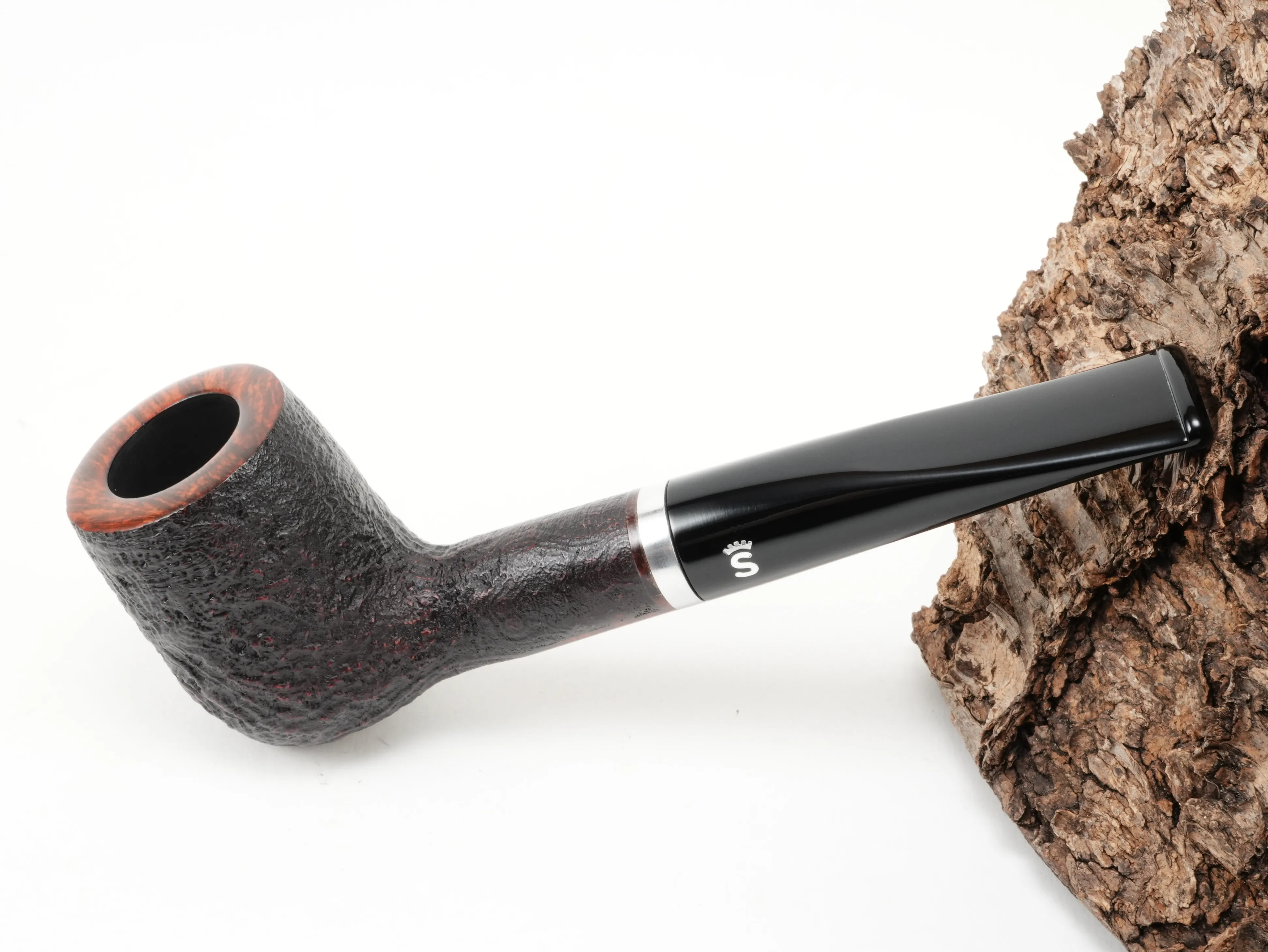Sandgestrahlte rötlich-braune Stanwell København 88 Pfeife Straight Billiard mit Aluminiumring und schwarzem Acrylmundstück – Titelbild schräg von oben