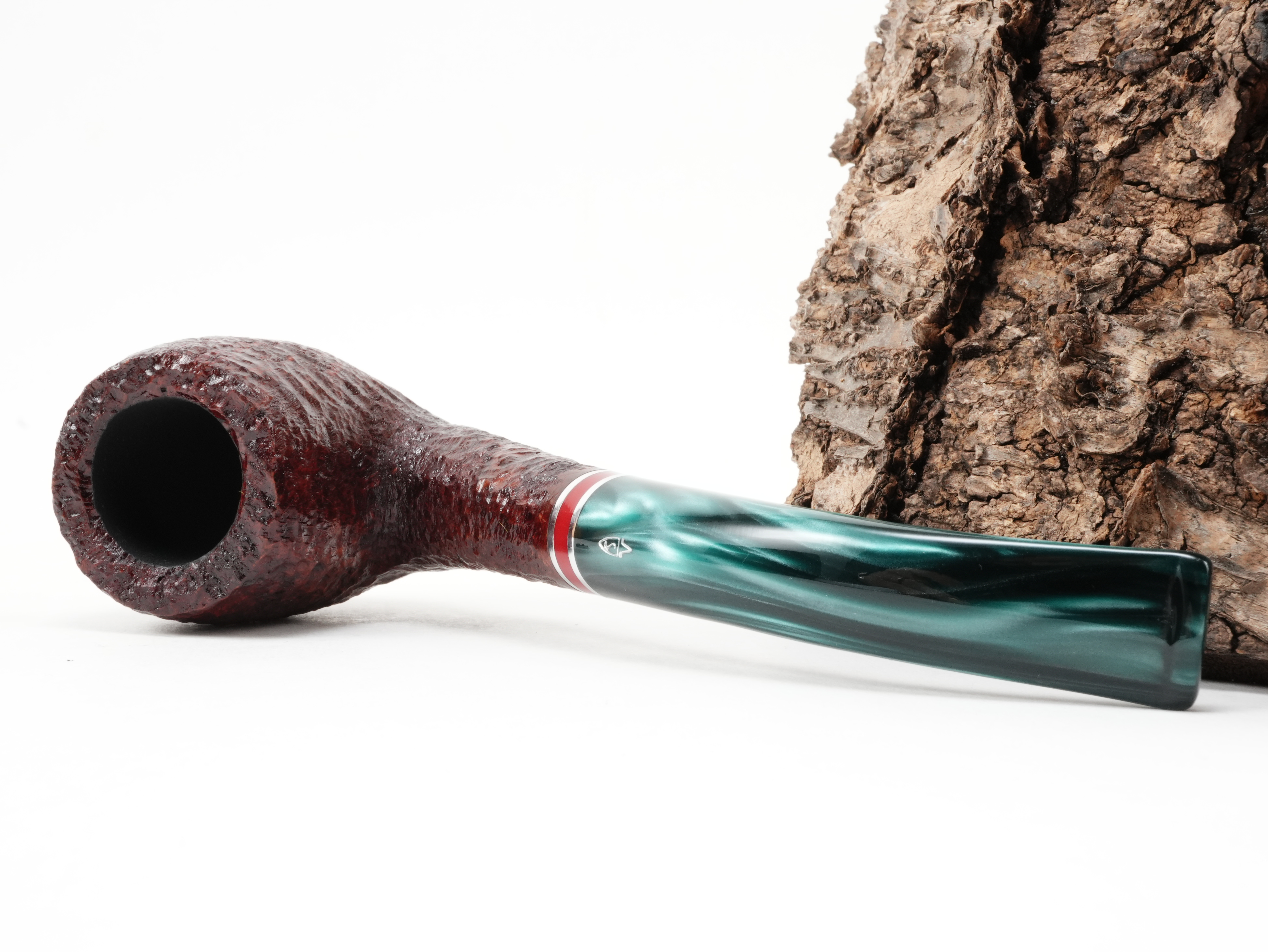 Savinelli Saint Nicholas 2026 606 KS Bent Classic Pfeife liegend von schräg hinten mit Savinelli-Logo am Mundstück