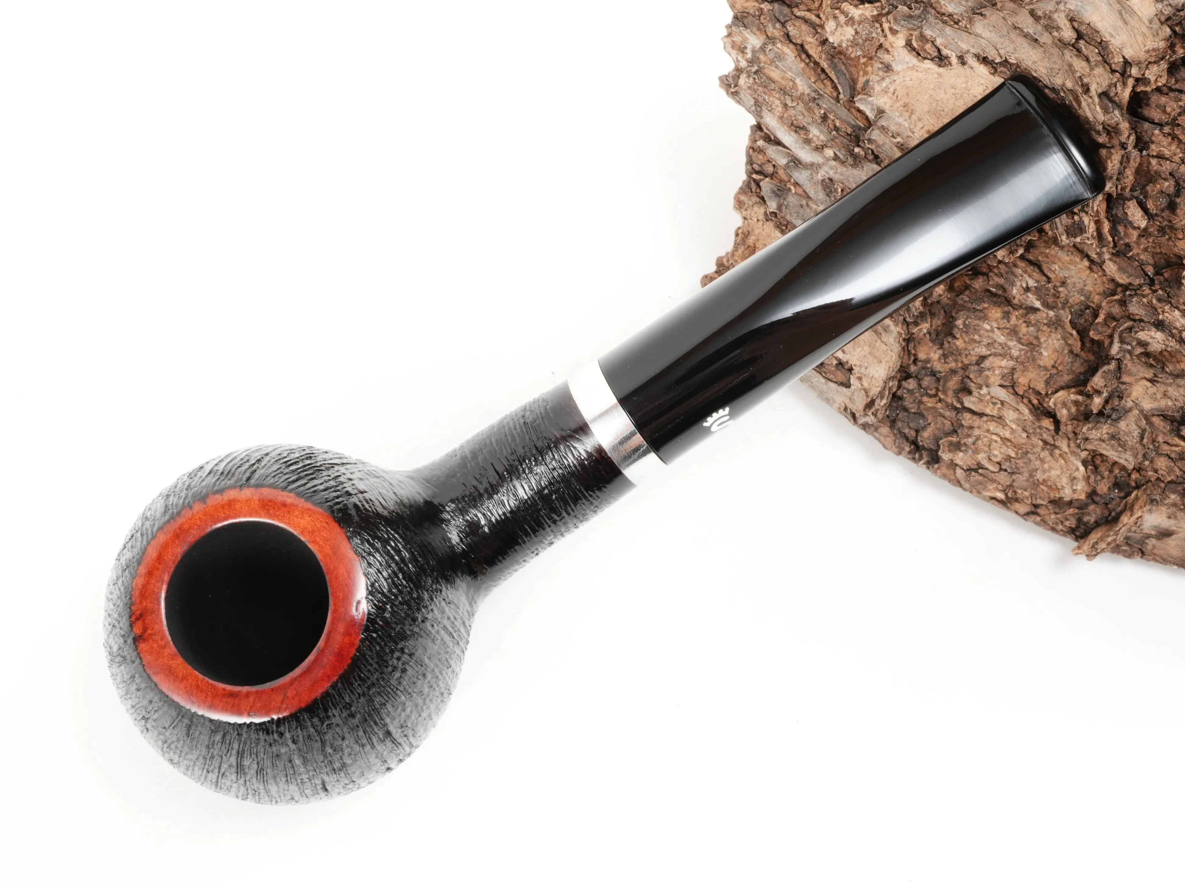 Stehende Stanwell København Brushed 109 Pfeife in der Draufsicht mit Blick in die Tabakkammer und auf den glatten rötlichen Kopfrand
