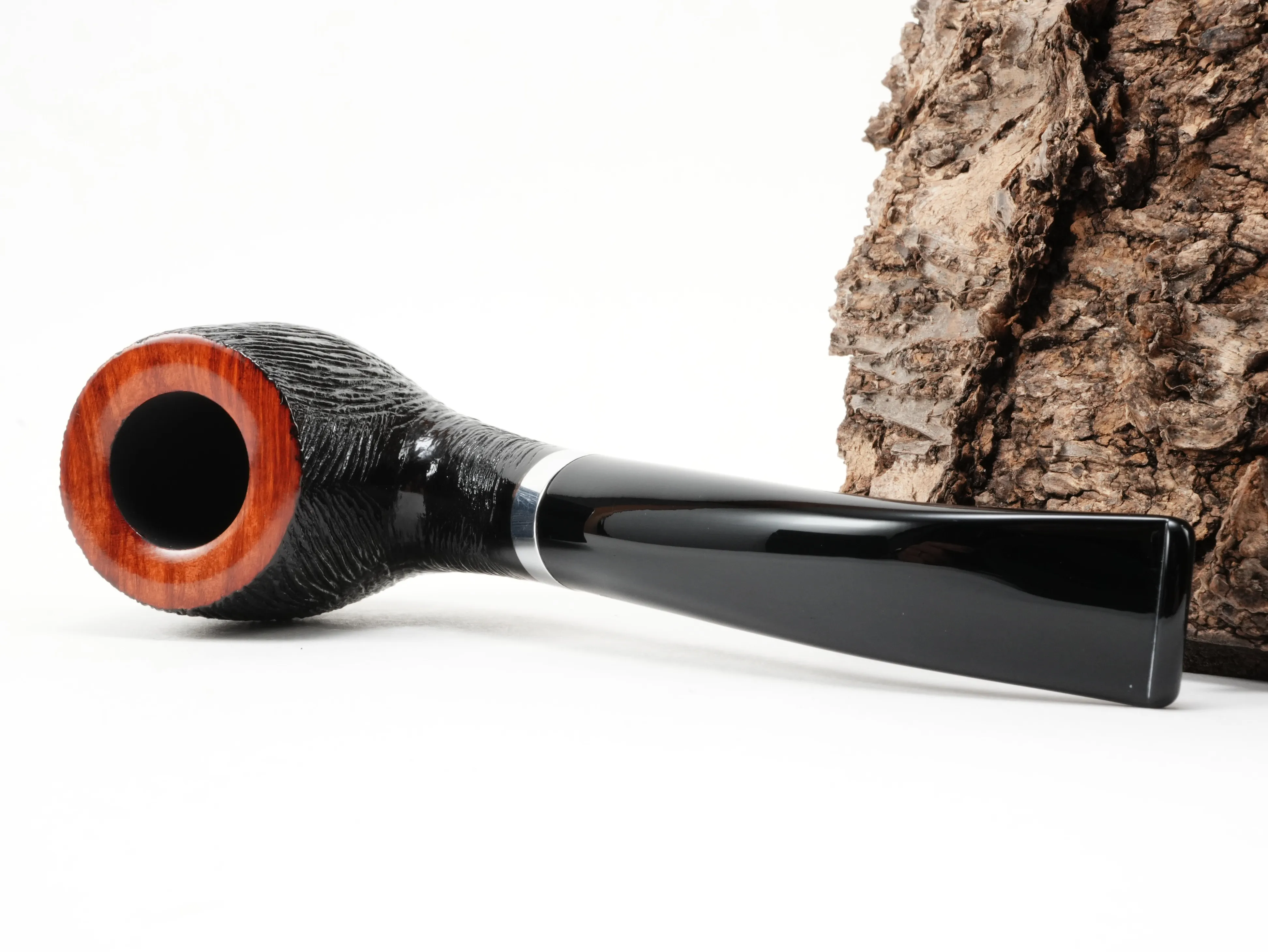 Stanwell København Brushed 246 Bent Classic Pfeife liegend von schräg hinten mit Blick auf den Aluminiumring am Holm