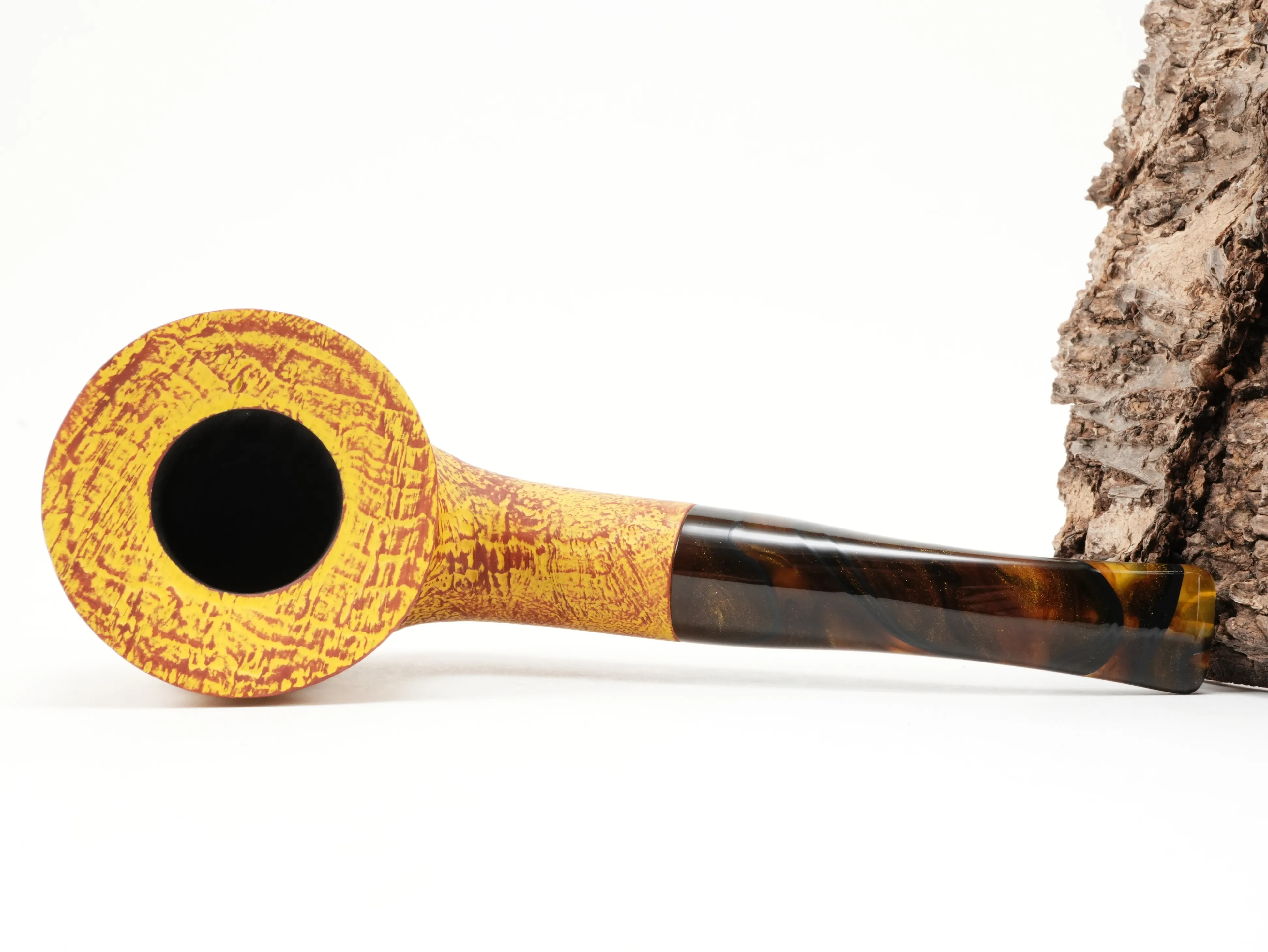 Flache Seitenansicht der gebogenen Vauen SAVANNA 5038 Pfeife im gelben Finish