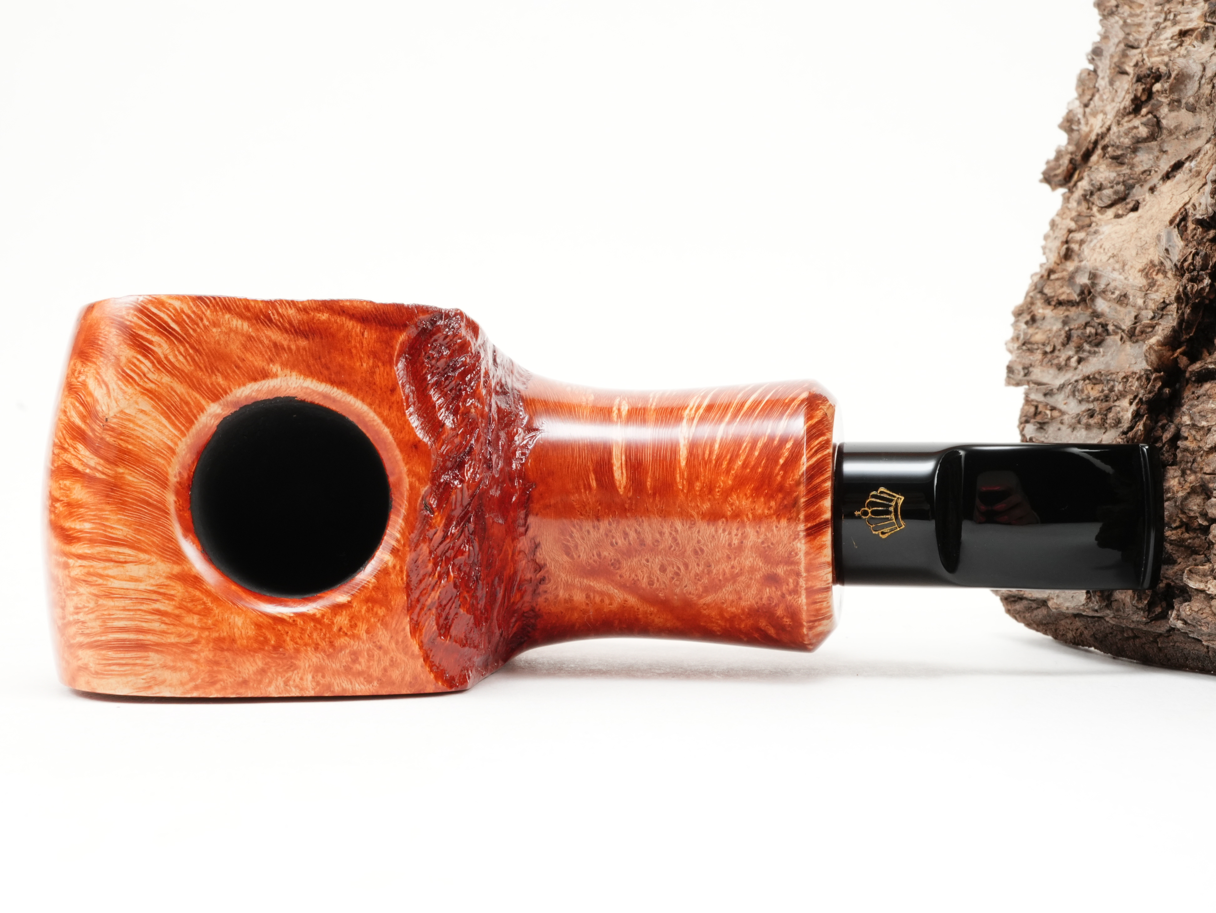 Flache Draufsicht auf die liegende Poul Winslow Crown Viking 708 Standpfeife mit warmer orangebrauner Holzmaserung
