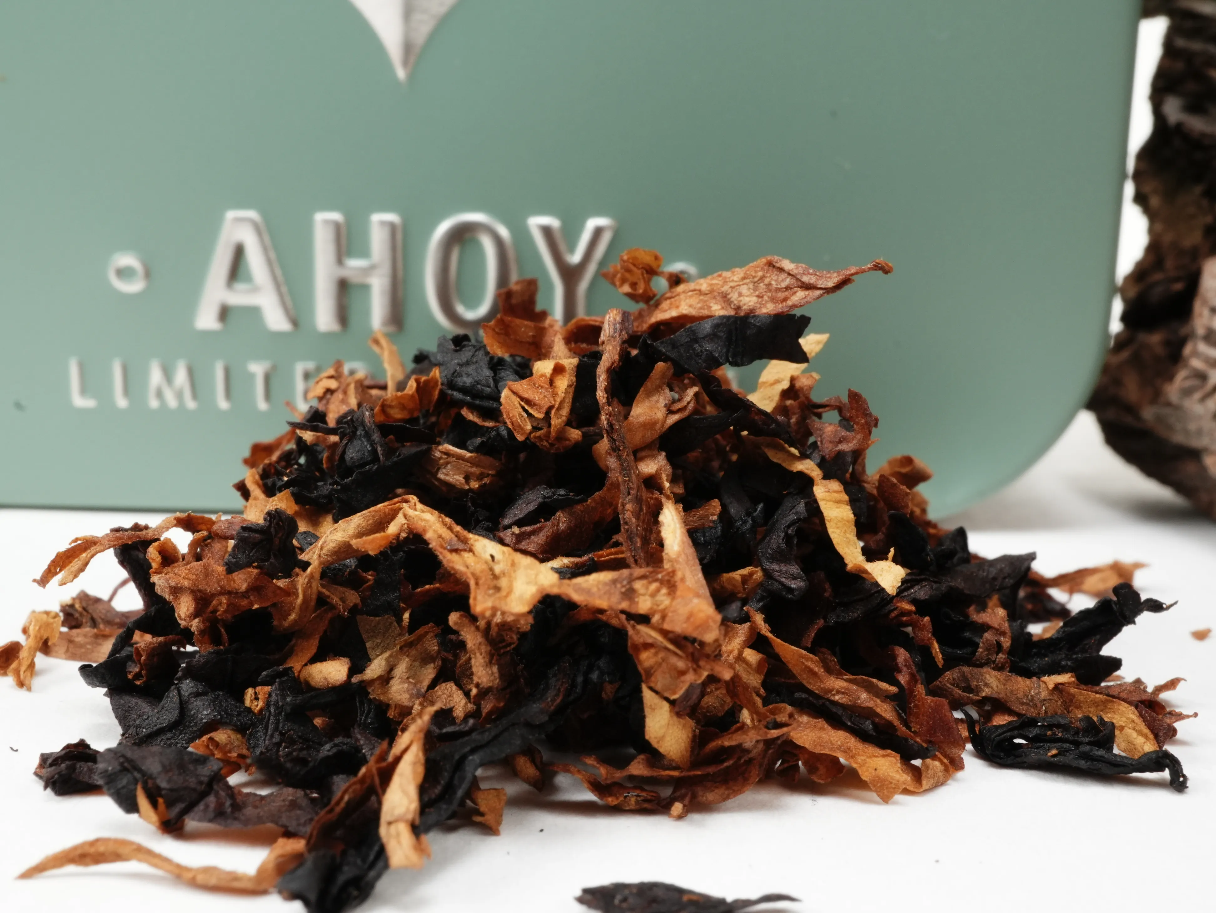 Nahaufnahme der Kopp AHOY Limited Edition 2027 Loose-Cut-Tabakmischung aus goldenen Virginias, Burley und samtigem Cavendish