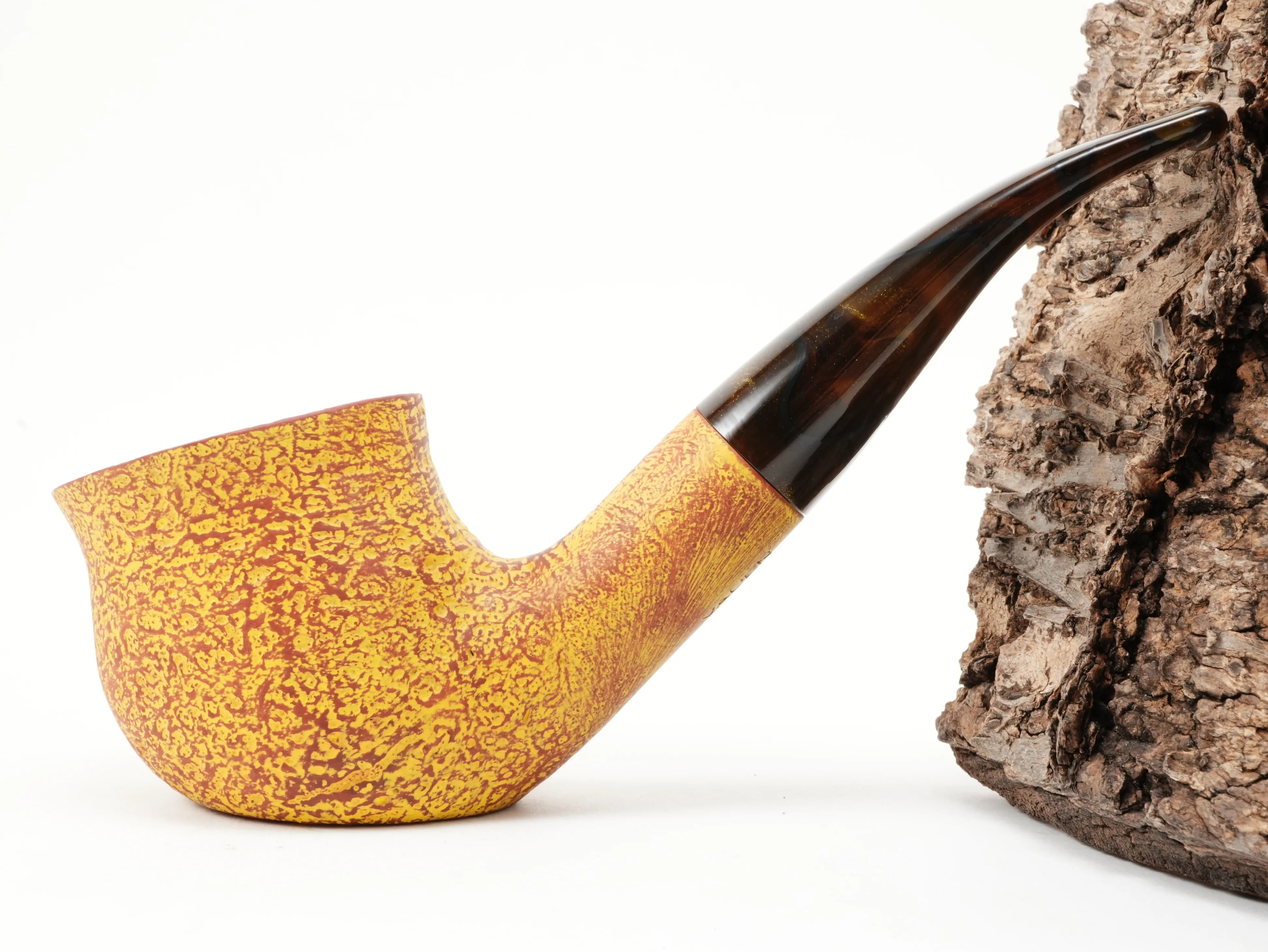 Seitenansicht der gebogenen Vauen SAVANNA 5038 Freestyle-Pfeife in sonnig-gelbem sandgestrahltem Finish