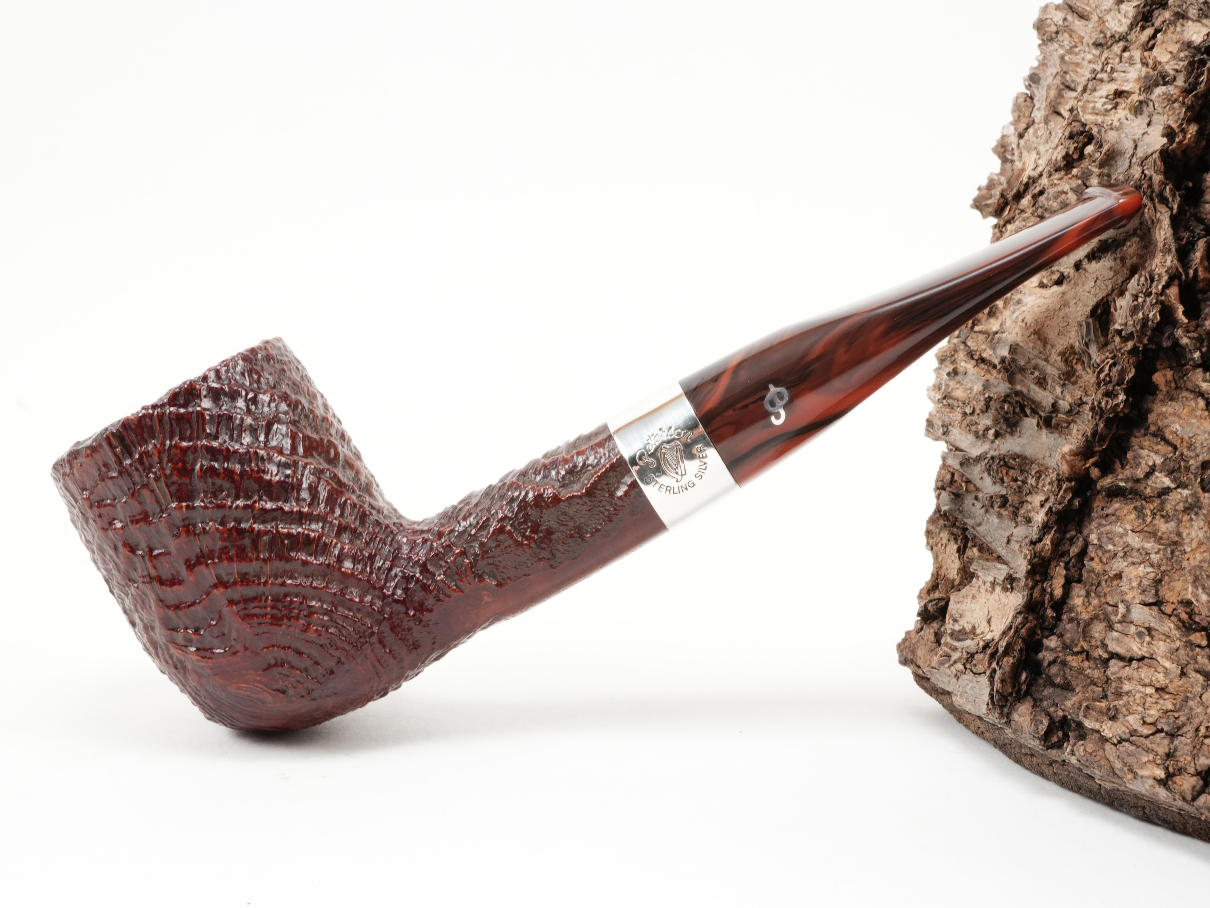 Seitenansicht der geraden Peterson Irish Harp 107 Sand Billiard-Pfeife mit rustikaler Sandstrahlung und Silberring