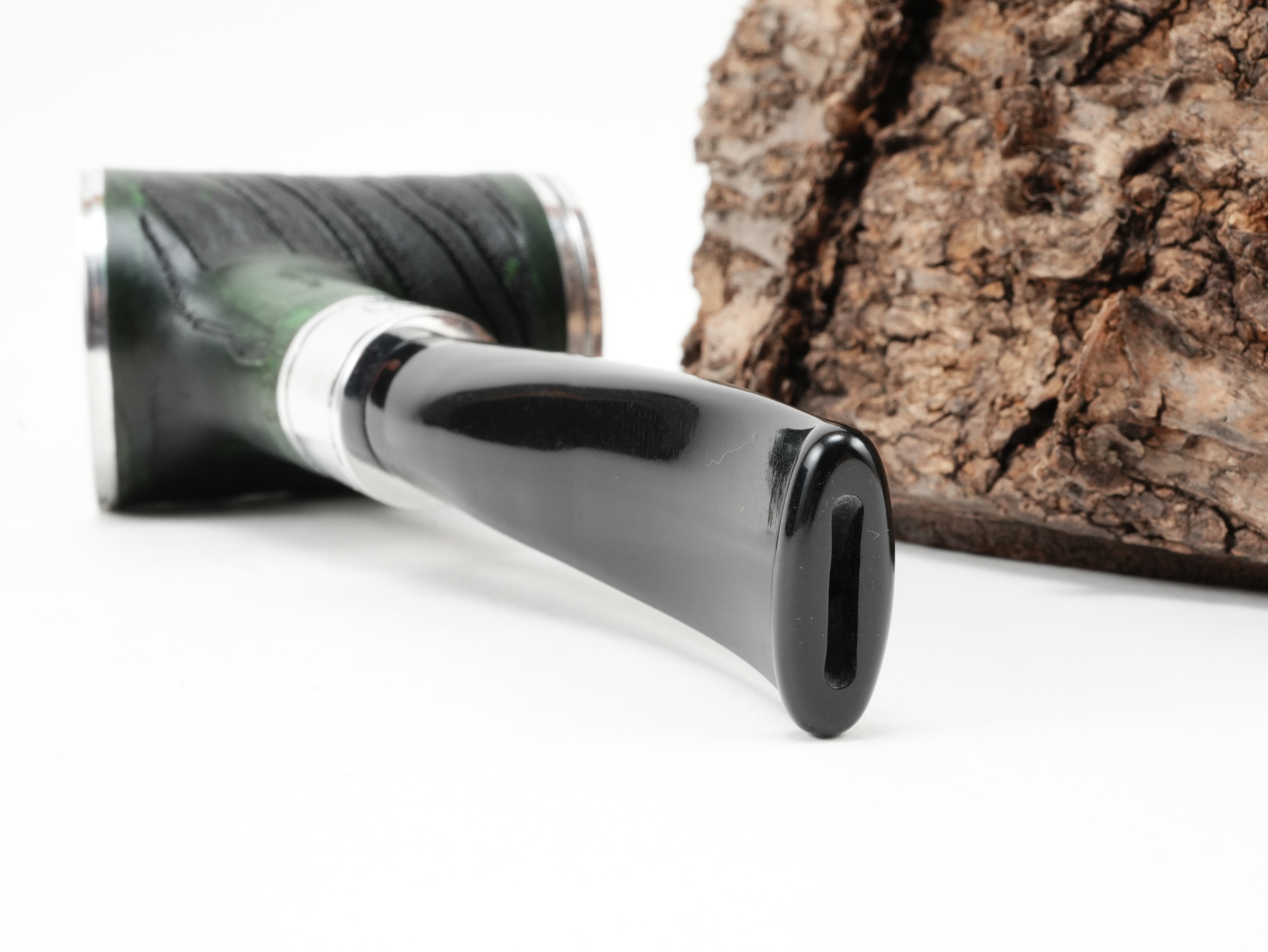 Nahaufnahme des schwarzen Acrylmundstücks der grünen Rattray's Glory Day Cap G Green von hinten