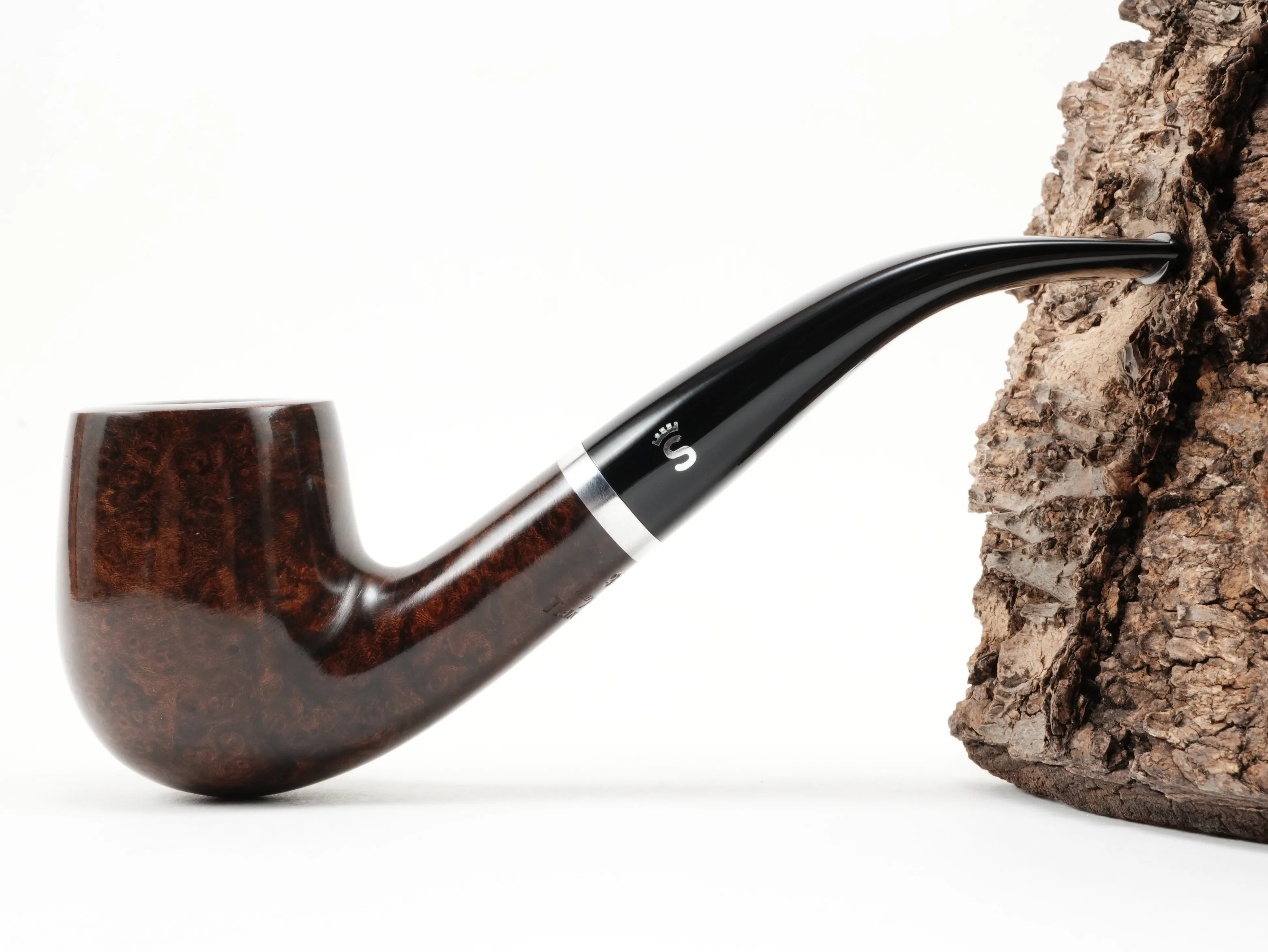 Seitenansicht der gebogenen Stanwell København 246 Classic-Pfeife mit polierter brauner Oberfläche und silbernem Ring