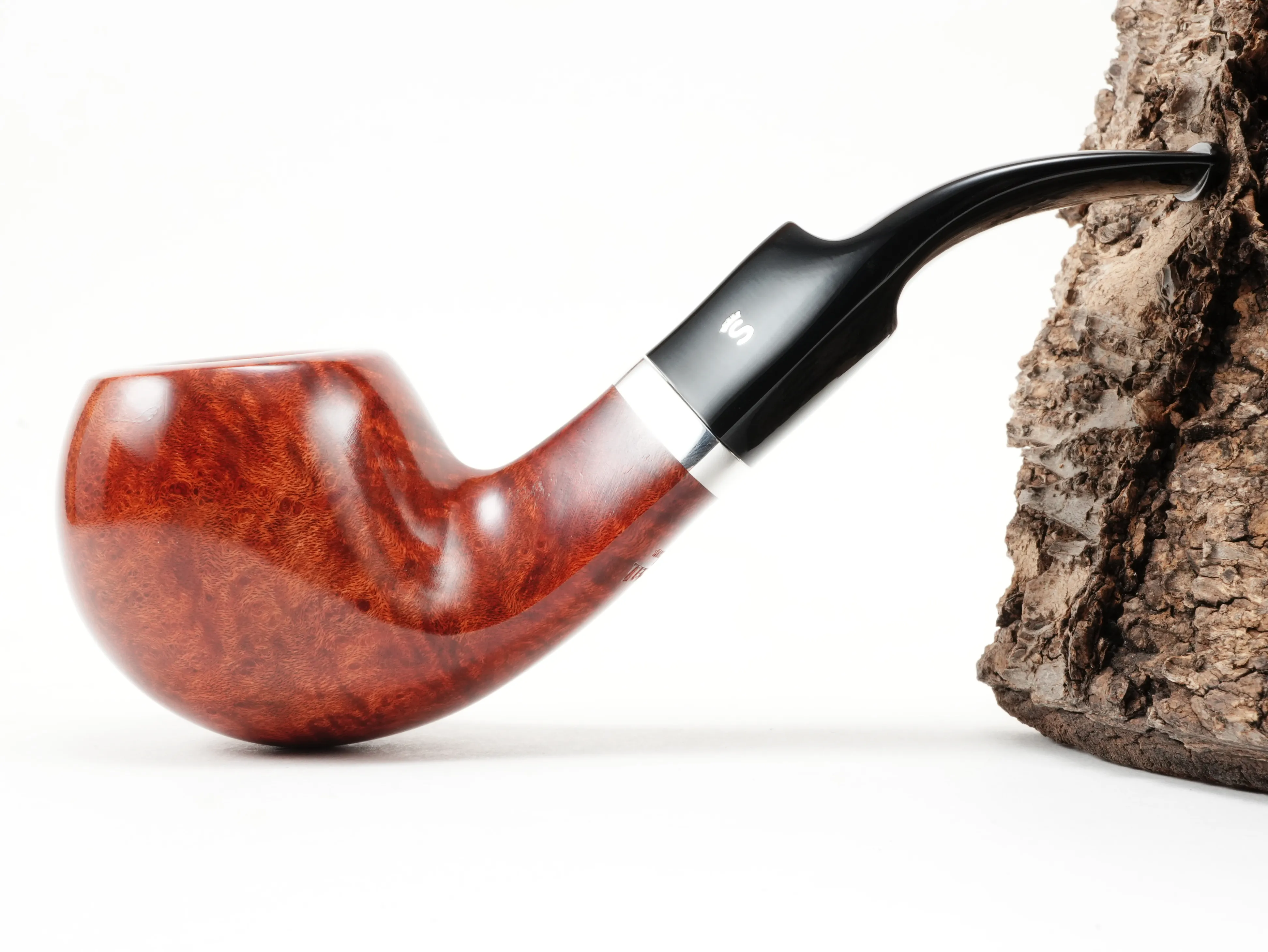 Seitenansicht der gebogenen Stanwell København Terracotta 15 Apple-Pfeife mit hochglänzender terrakottafarbener Oberfläche und silbernem Ring
