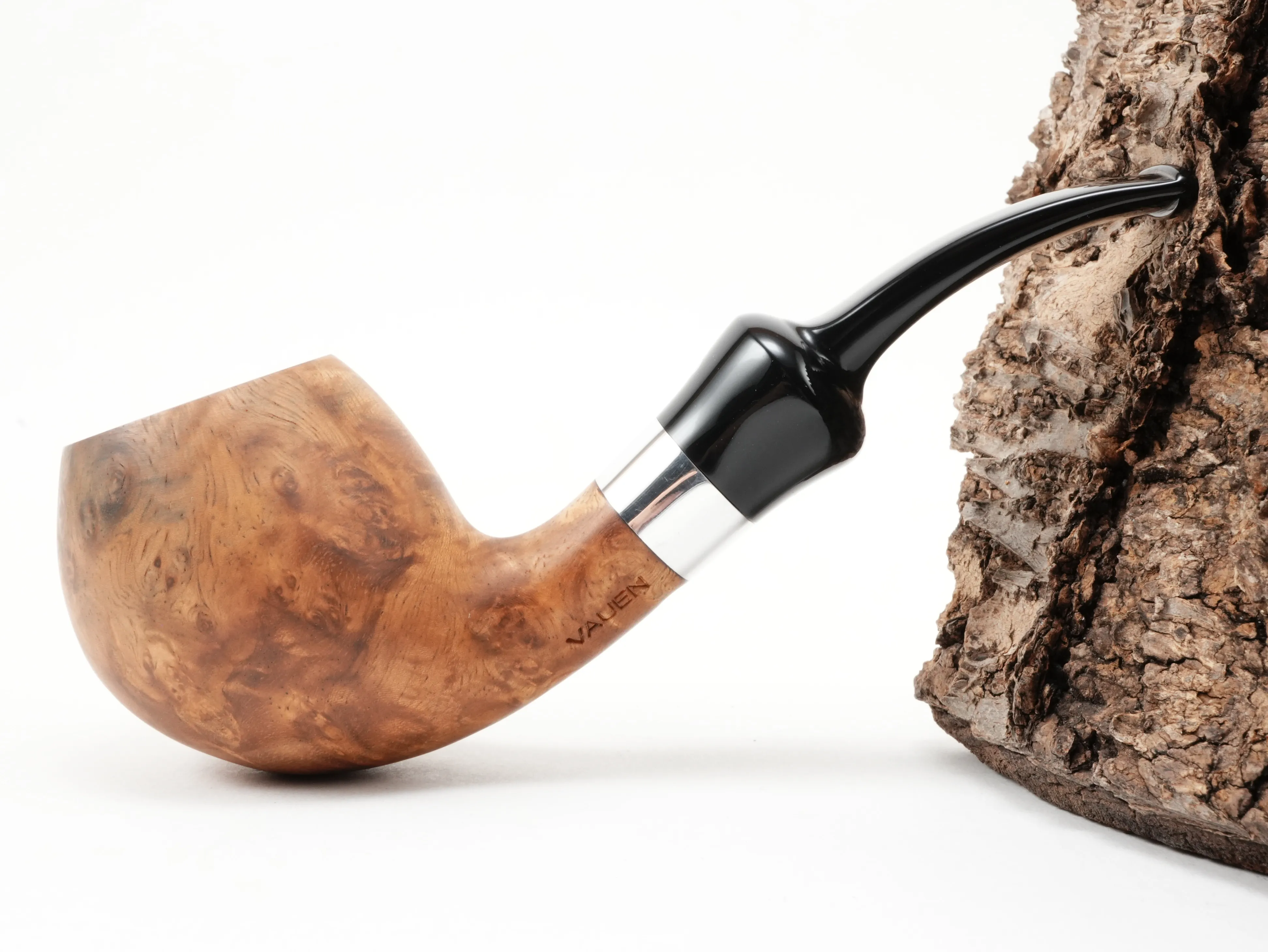 Seitenansicht der gebogenen Vauen AMBA 177 Calabash-Pfeife mit Vauen-Stempel am linken Holm und geöltem Amboina-Maserholz