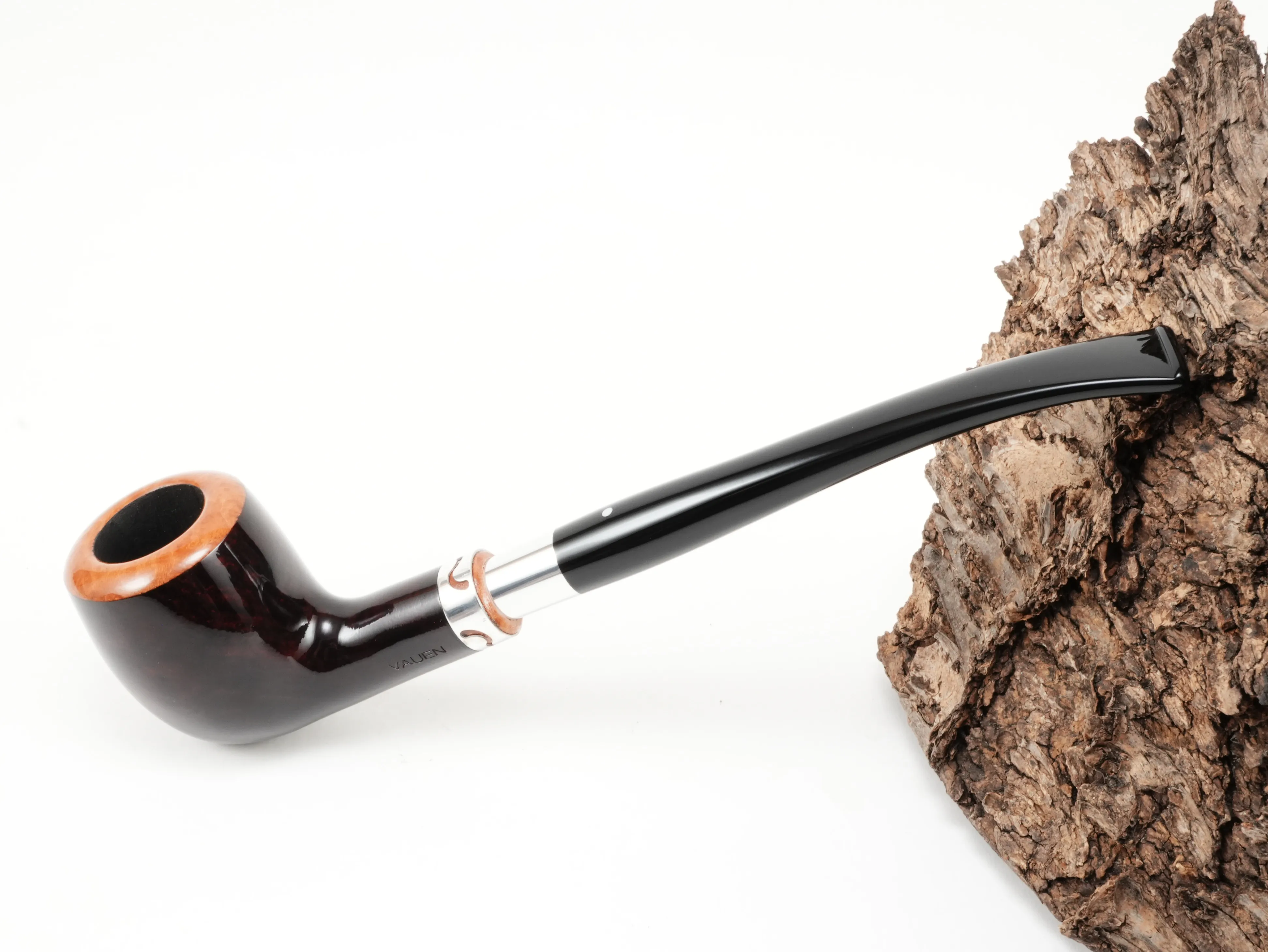 Dunkelrote Vauen YORKSHIRE 168 Half-Bent-Classic-Pfeife mit naturbelassenem Rand, Zierring und langem schwarzen Steckermundstück – Titelbild schräg von oben