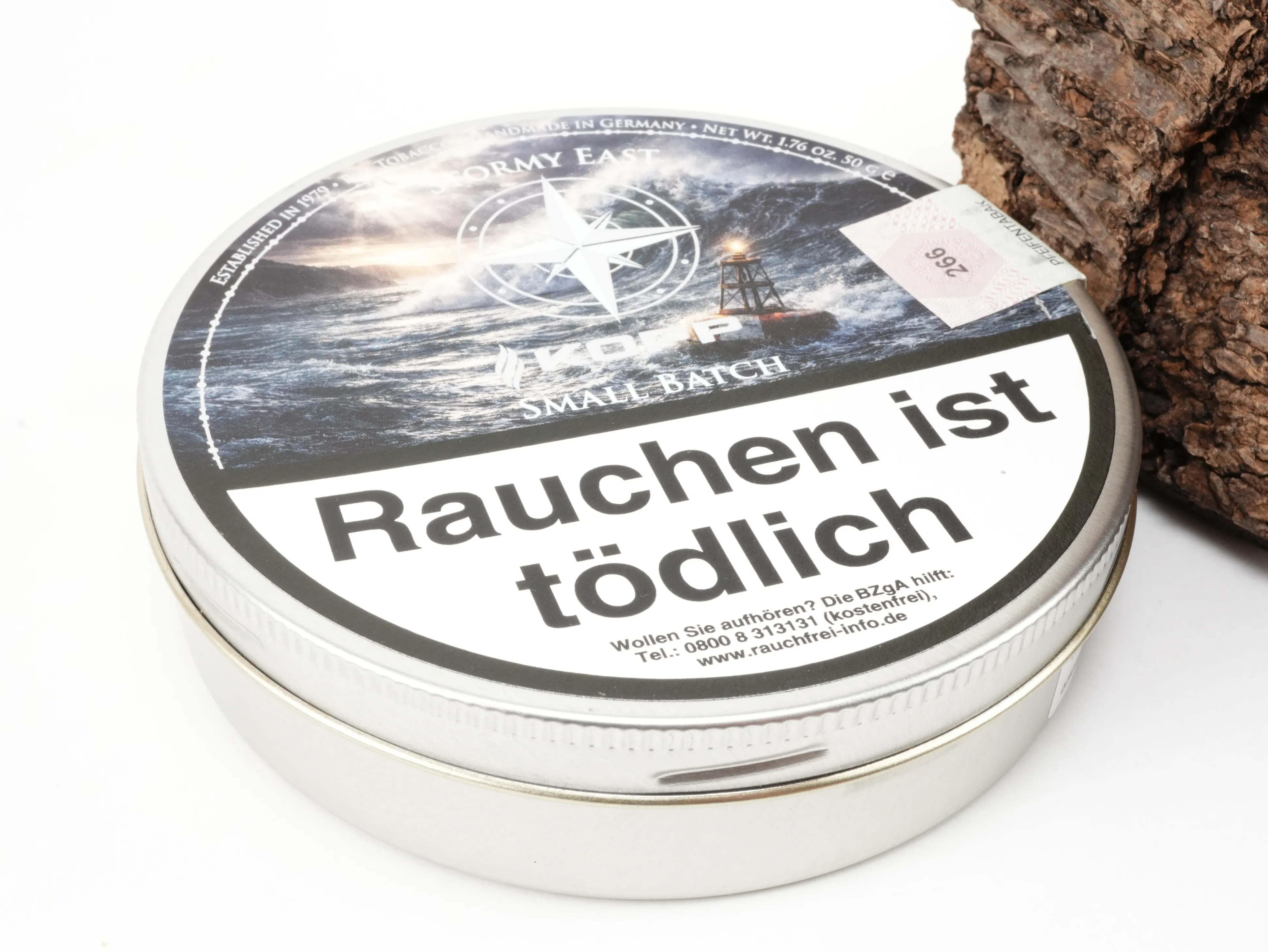 Schräge Ansicht der geschlossenen Kopp Tobaccos Small Batch Stormy East Tabakdose mit Banderole